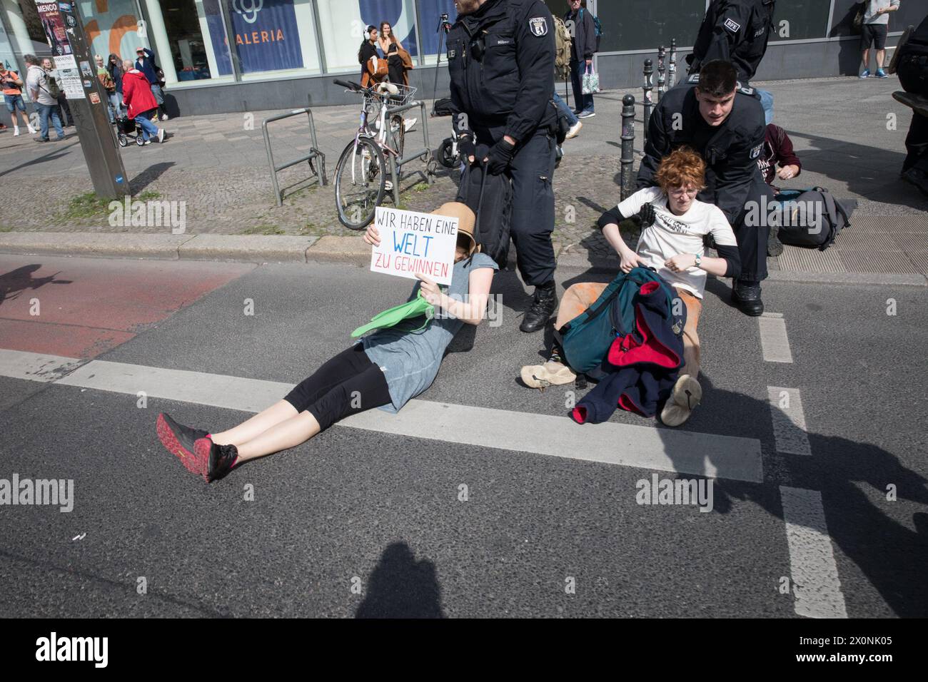 Continuando i loro sforzi per attirare l'attenzione su questioni climatiche urgenti, i membri del gruppo di attivisti di ultima generazione, Letzte Generation, bloccarono Frankfurter Allee, una delle rotte di traffico più antiche e cruciali di Berlino, il 13 aprile 2024. L'ultima generazione, un importante gruppo di attivismo climatico in Germania, è diventato sempre più visibile a causa delle loro proteste di alto profilo e dirompenti rivolte alle principali arterie stradali e agli spazi pubblici. Nato come parte di un'ondata globale di attivismo ambientale, il gruppo chiede al governo tedesco di impegnarsi in un'azione più aggressiva contro il cambiamento climatico Foto Stock
