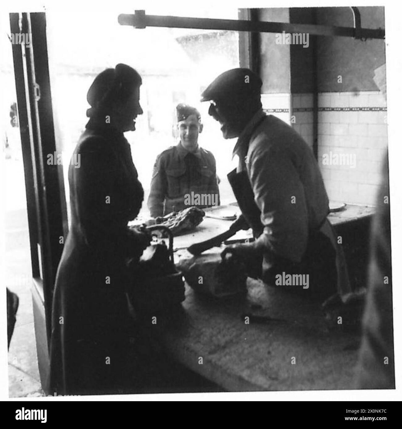 Un soldato dell'ottava armata in congedo interagisce con i civili locali durante il congedo. Foto Stock