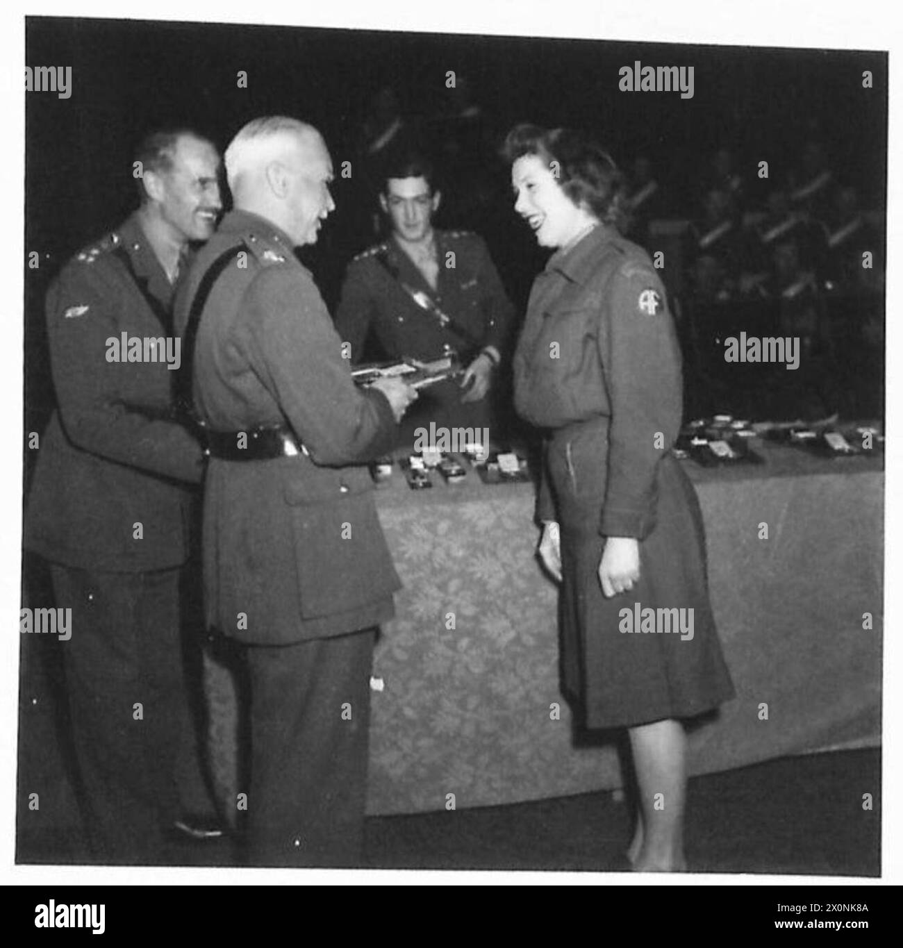 Un membro ATS riceve un premio dal Supreme Allied Commander al C.M.F. Arts Festival di Roma nel 1946. Foto Stock Un membro ATS riceve un premio dal Supreme Allied Commander al C.M.F. Arts Festival di Roma nel 1946. Foto Stock
