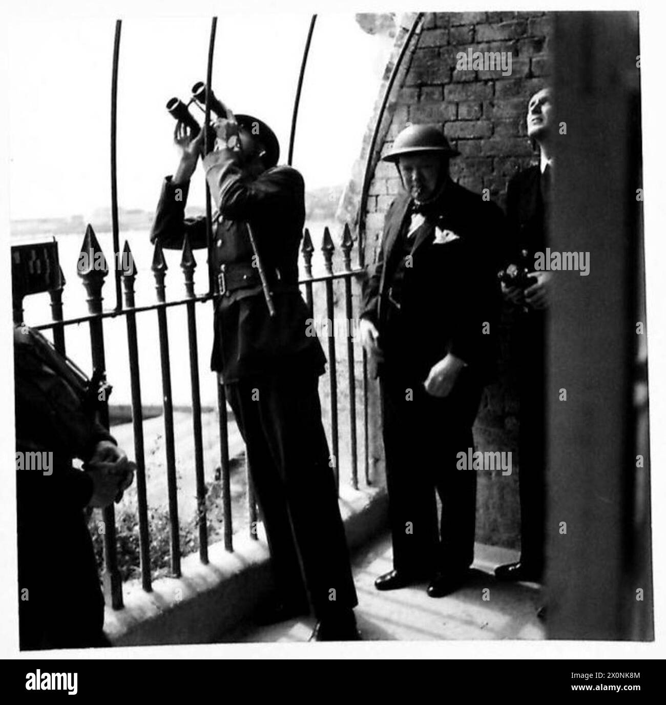 IL PRIMO MINISTRO VISITA LA PRIMA LINEA BRITANNICA - il signor Winston Churchill, con un casco d'acciaio, durante una battaglia aerea che ha avuto luogo durante la sua visita. Negativo fotografico, British Army Foto Stock