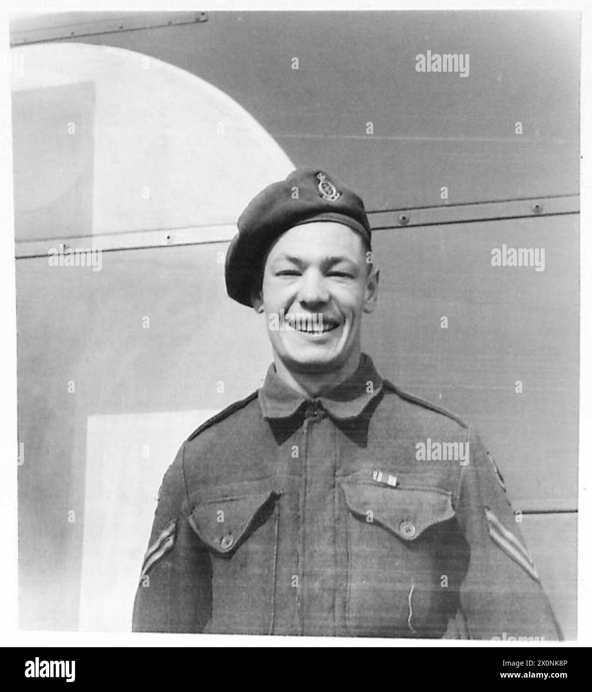 Caporale R.L. Audritt, 25 anni, serve con 140 Field Ambulance, RAMC, ed ha servito in Iraq, Egitto, Sicilia, Italia, e lo sbarco di Anzio, precedentemente lavorando come operaio chimico. Foto Stock