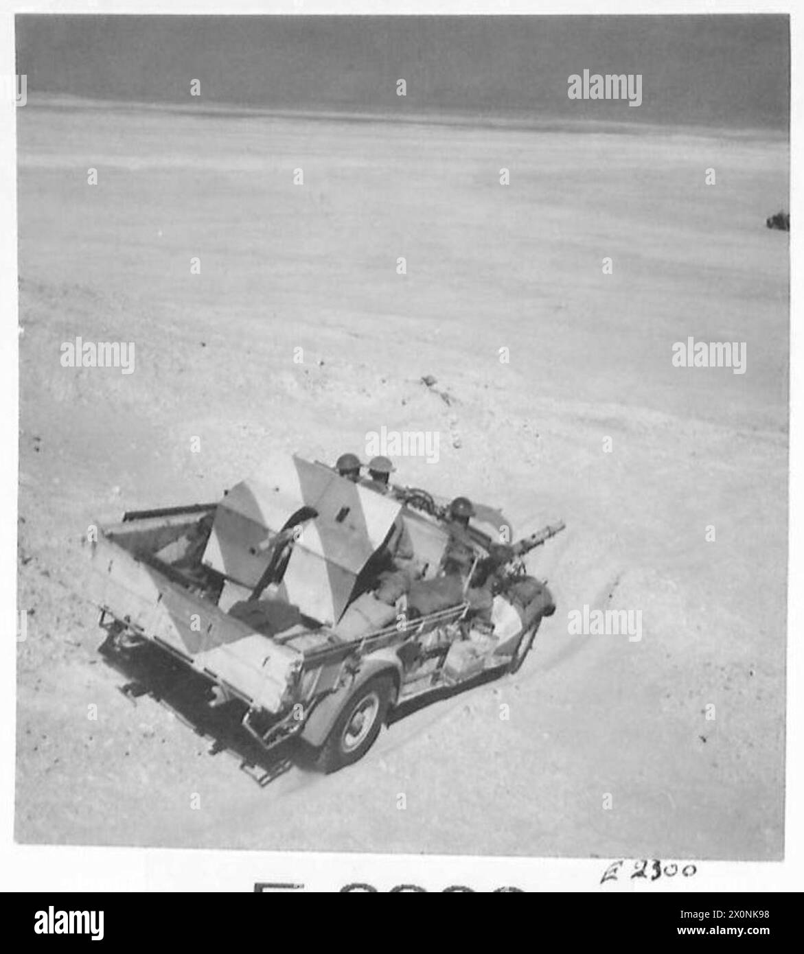 Una pattuglia del Long Range Desert Group opera nel deserto occidentale nel 1941, con veicoli che affrontano terreni difficili. Foto Stock