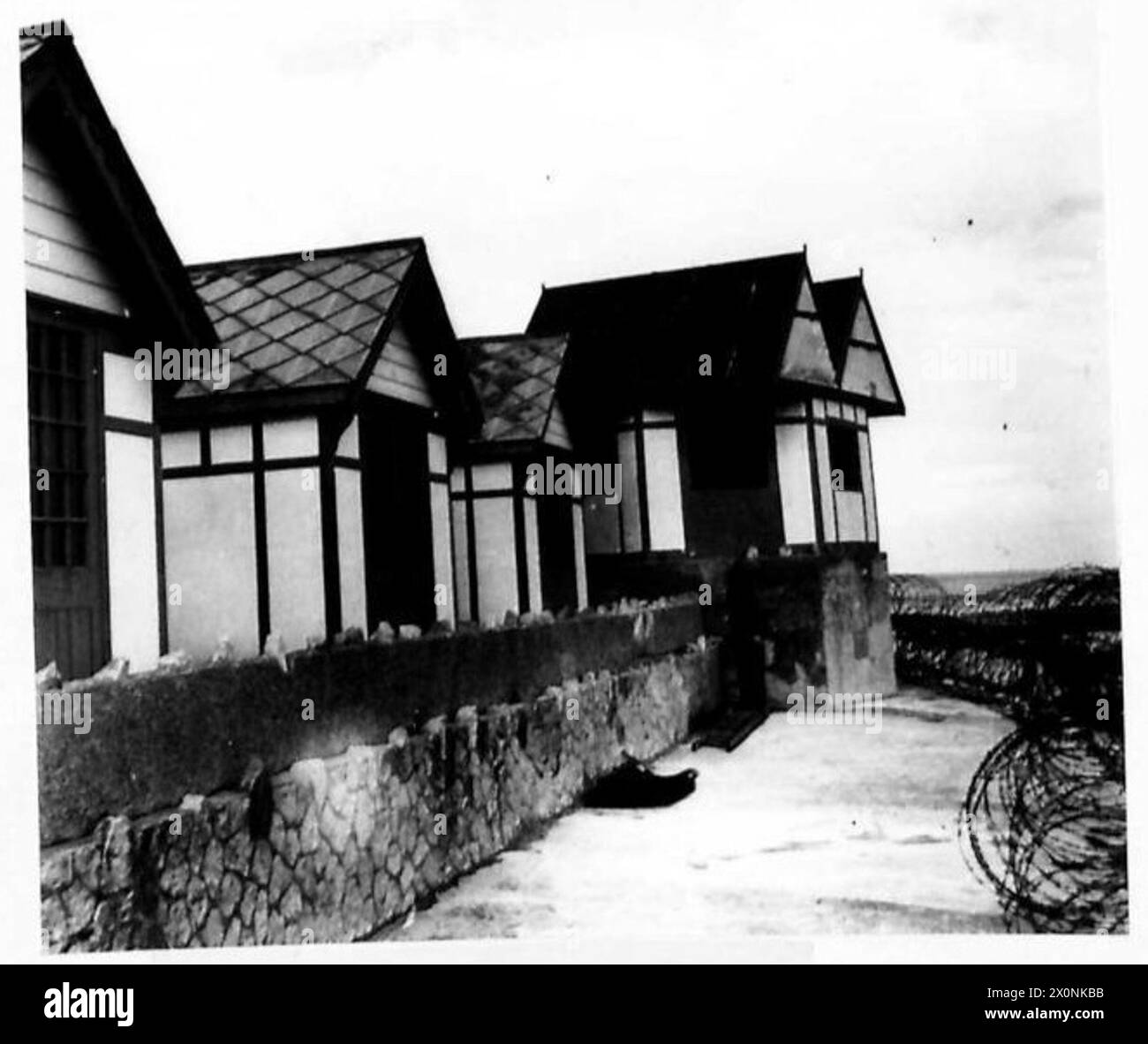 DIFESA COSTIERA - Uno chalet sulla spiaggia di Folkestone. Negativo fotografico, British Army Foto Stock