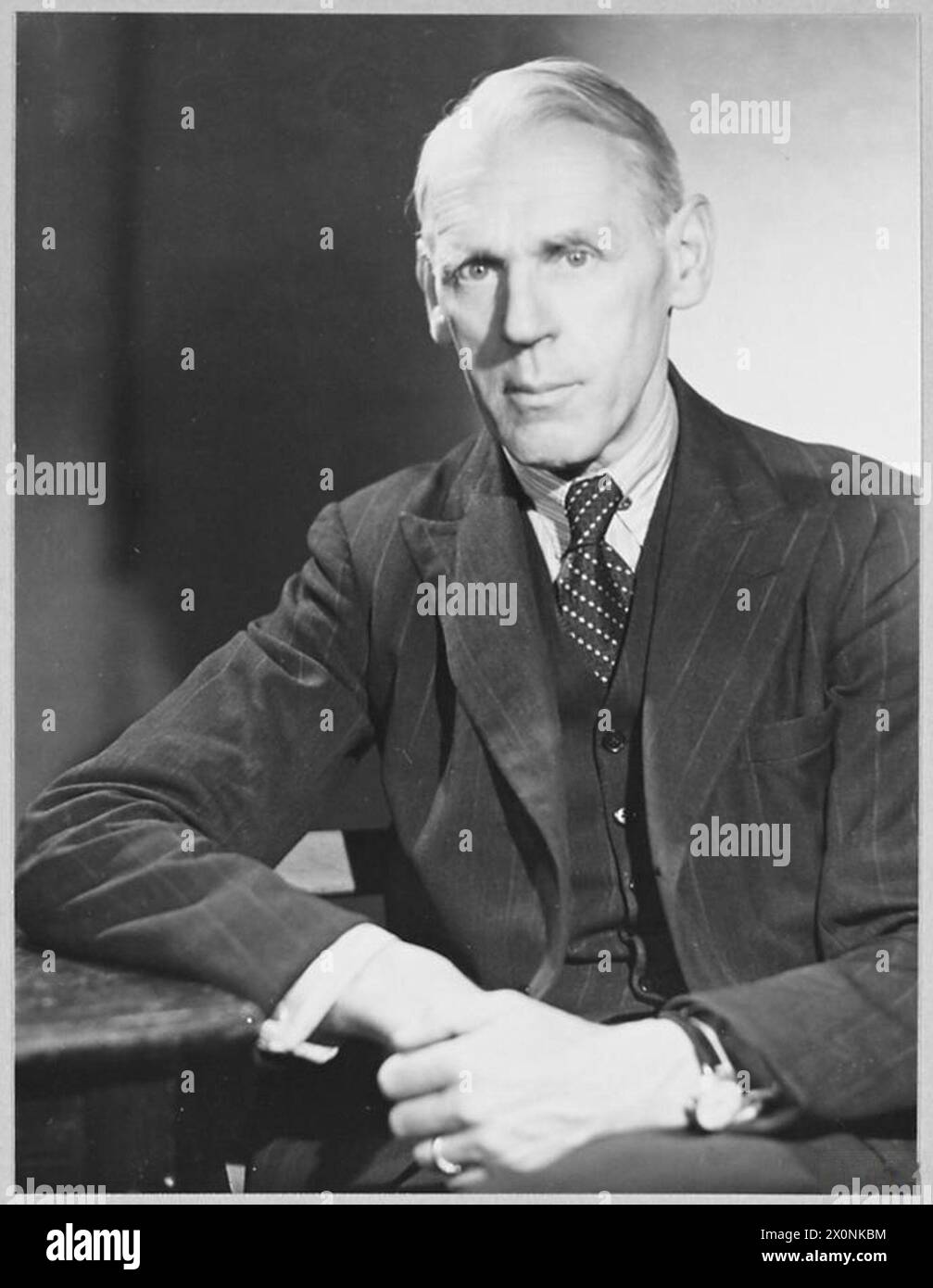 Sir Nelson K. Johnson fu direttore dell'Ufficio meteorologico sotto il Ministero dell'aria, supervisionando i servizi meteorologici per la Royal Air Force nel 1945. Foto Stock