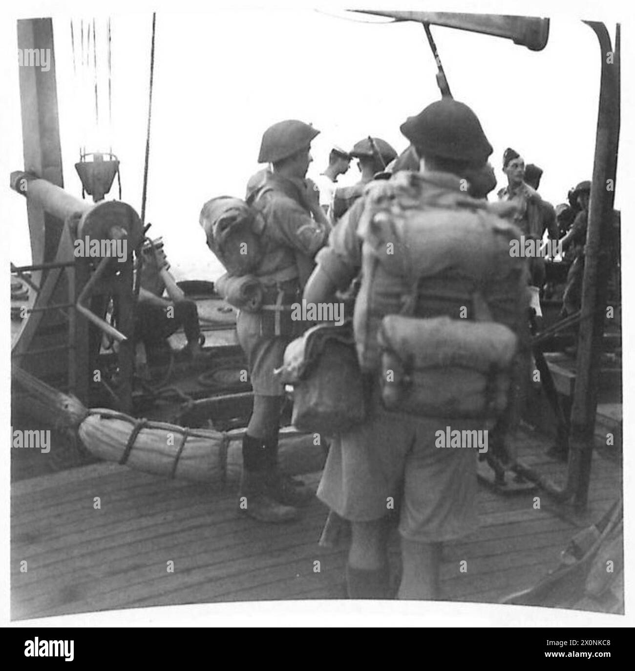 La fanteria del 9th Royal Fusiliers imbarca mezzi d'assalto dal M.S. Sobieski durante un'esercitazione combinata in Nord Africa. L'esercitazione prevedeva l'imbarco di truppe e il coordinamento navale. Negativo fotografico dell'esercito britannico. Foto Stock