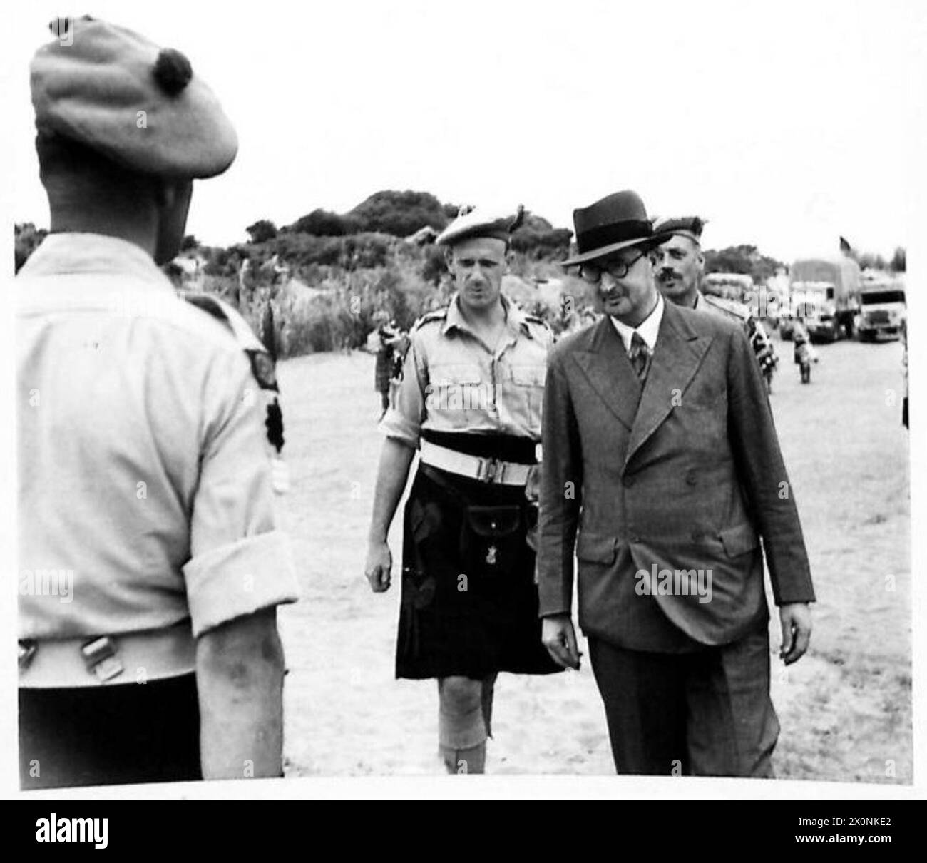 Il Segretario di Stato per la Guerra visita il Nord Africa, ispezionando la 5th Black Watch Unit con il tenente colonnello C.N. Thomson e Sir James. Foto Stock