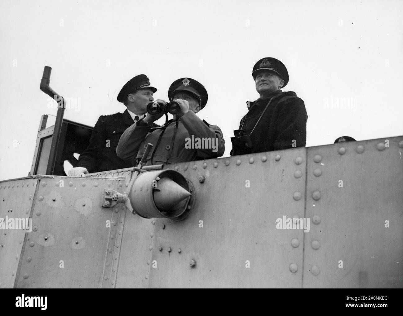 Il generale Eisenhower e l'ammiraglio Ramsay osservano la costa della Normandia dalla HMS Apollo il 7 giugno 1944, rivedendo la situazione durante l'invasione alleata della Francia. Foto Stock Il generale Eisenhower e l'ammiraglio Ramsay osservano la costa della Normandia dalla HMS Apollo il 7 giugno 1944, rivedendo la situazione durante l'invasione alleata della Francia. Foto Stock