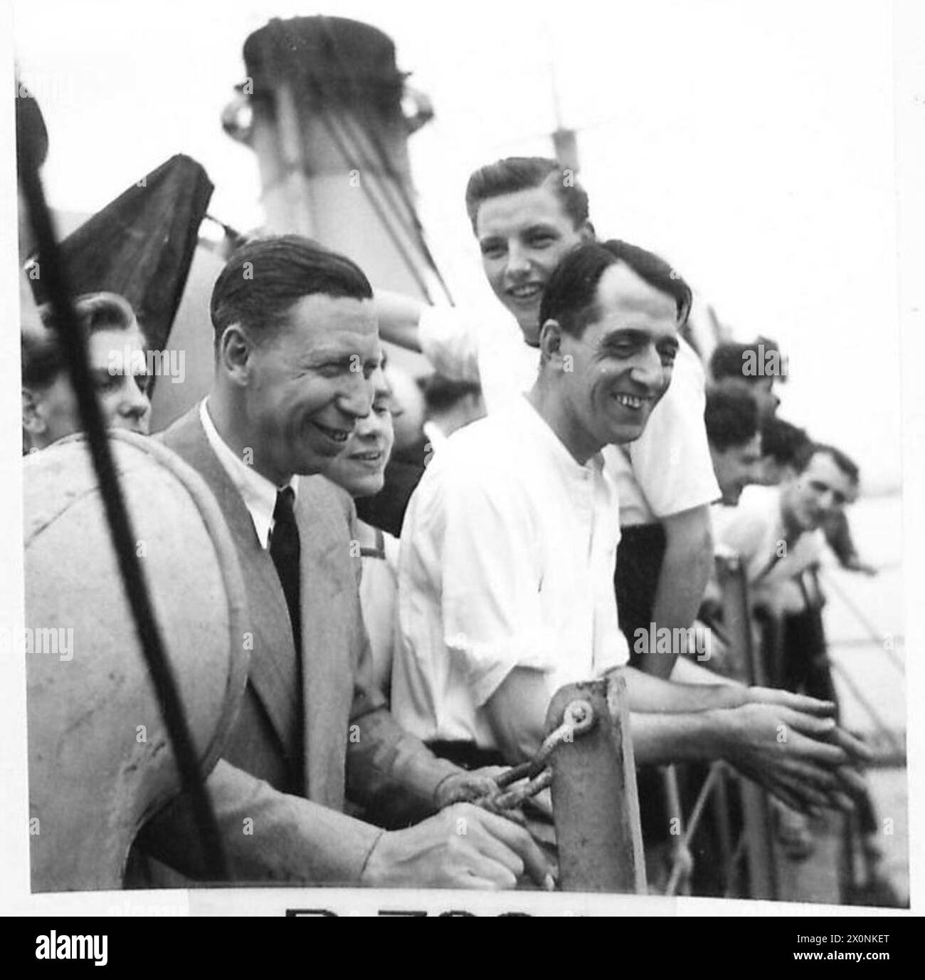 Negativo fotografico che mostra l'intrattenitore George Formby sorridendo ai marinai in Francia che lo riconoscevano, illustrando il morale e l'interazione con le truppe. Foto Stock