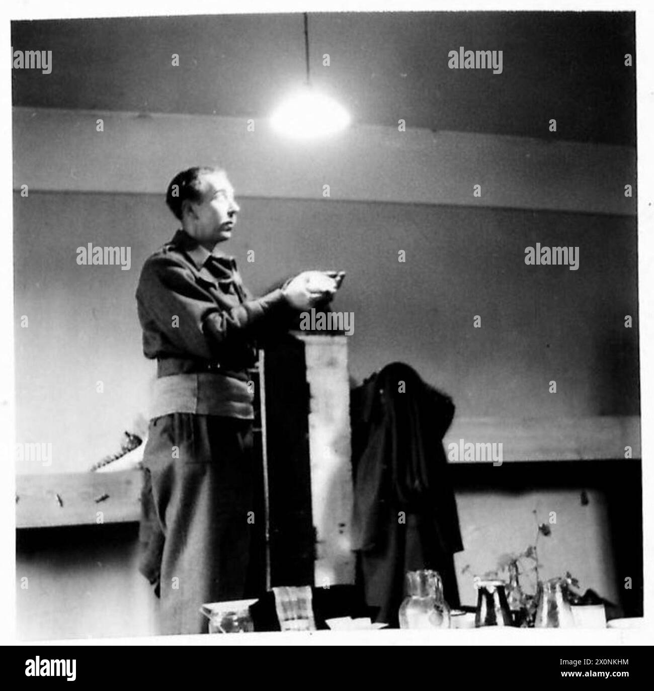 Il tenente Vanderson dimostra di stampare fotografie utilizzando una cornice fatta in casa e una lampada da 40 watt mentre era prigioniero di guerra a Brunswick, Germania, 1945. Il negativo fotografico documenta la vita di POW sotto la supervisione dell'esercito britannico. Foto Stock