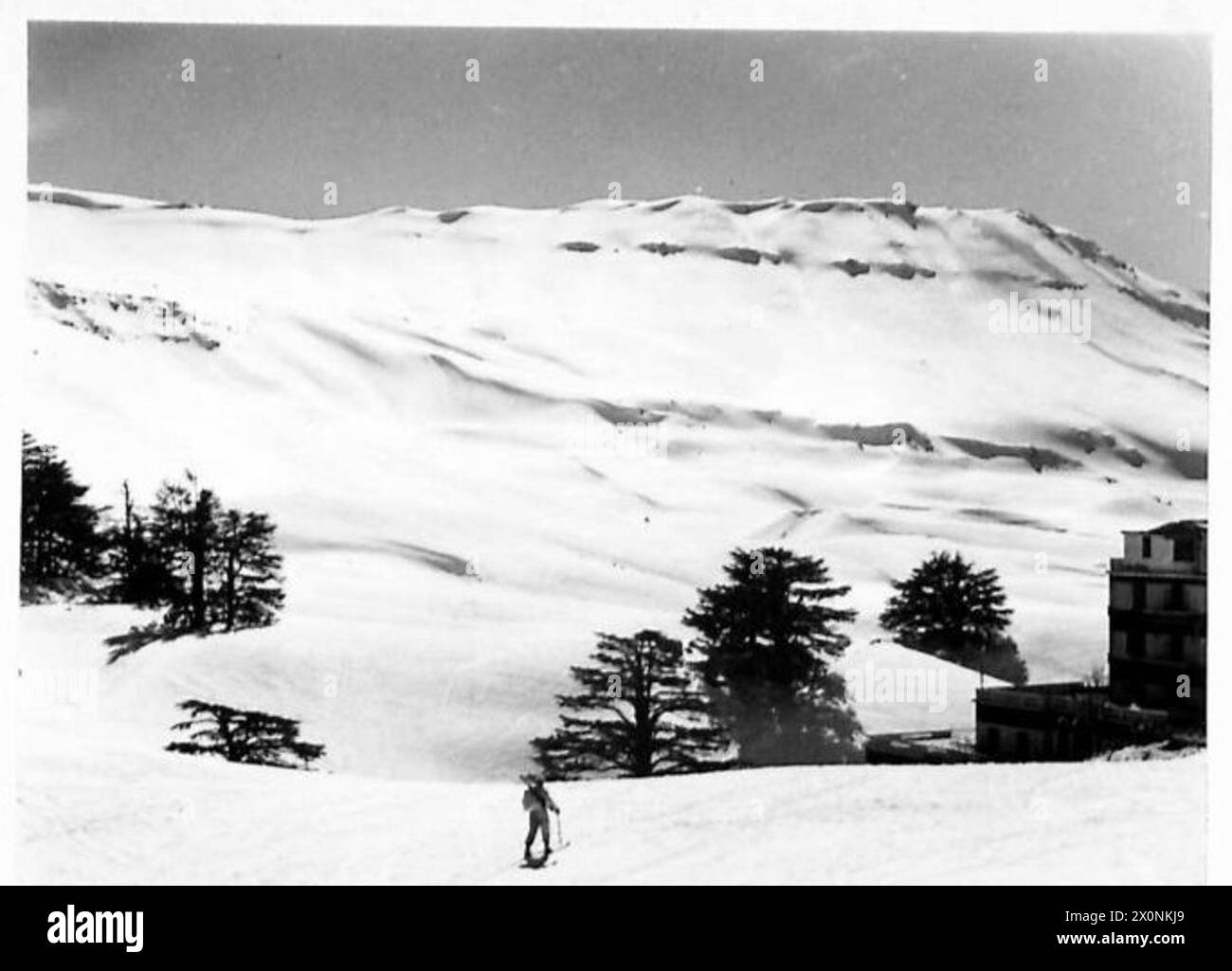 Un soldato addestrato allo sci ritorna alla scuola di allenamento dopo aver completato esercizi sul campo, dimostrando abilità di guerra invernale e mobilità. Foto Stock