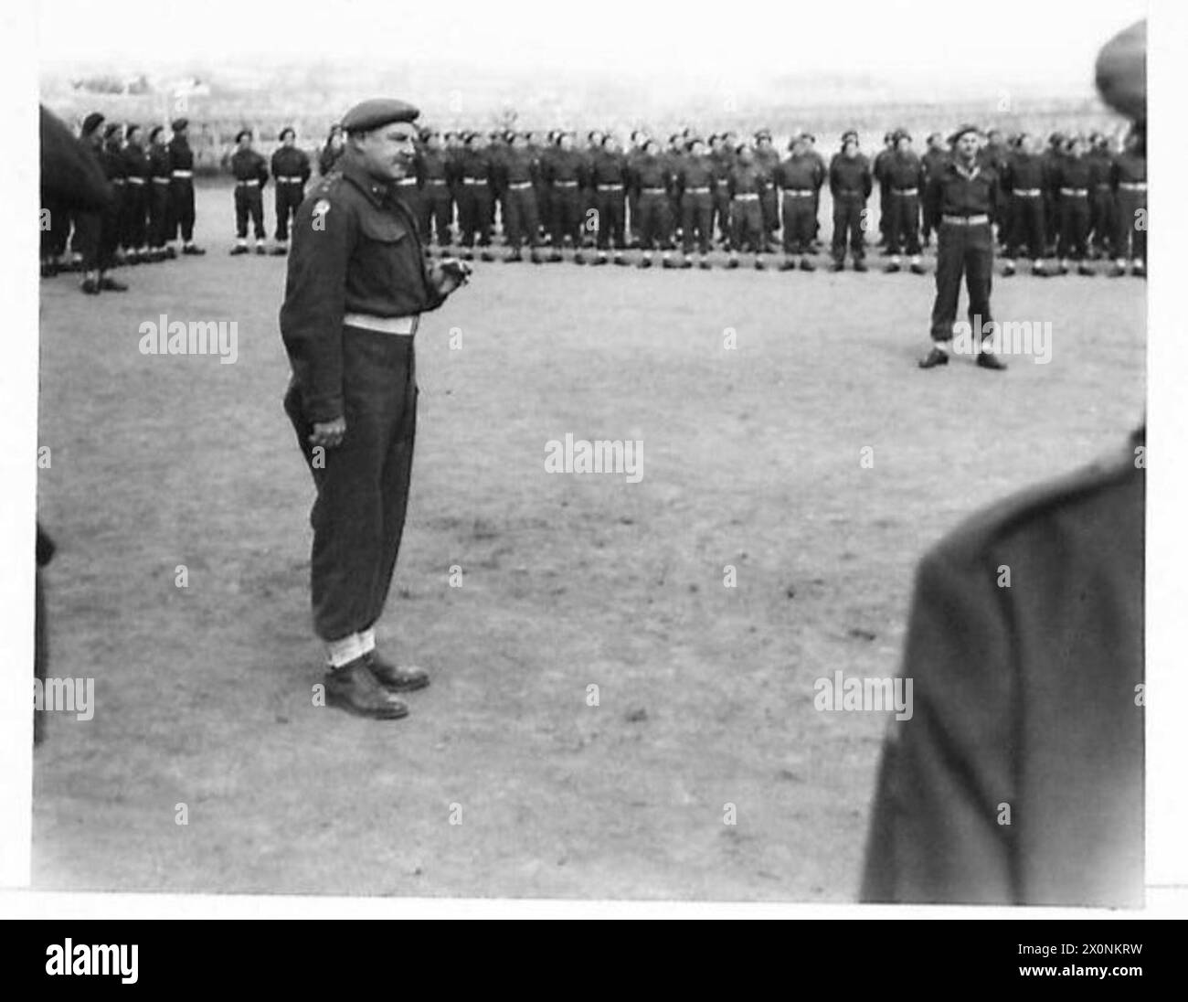 Il colonnello C.F. neve presenta lo scudo della Quinta Armata alla compagnia RASC e si rivolge al personale durante una cerimonia in 13 corpi. Foto Stock