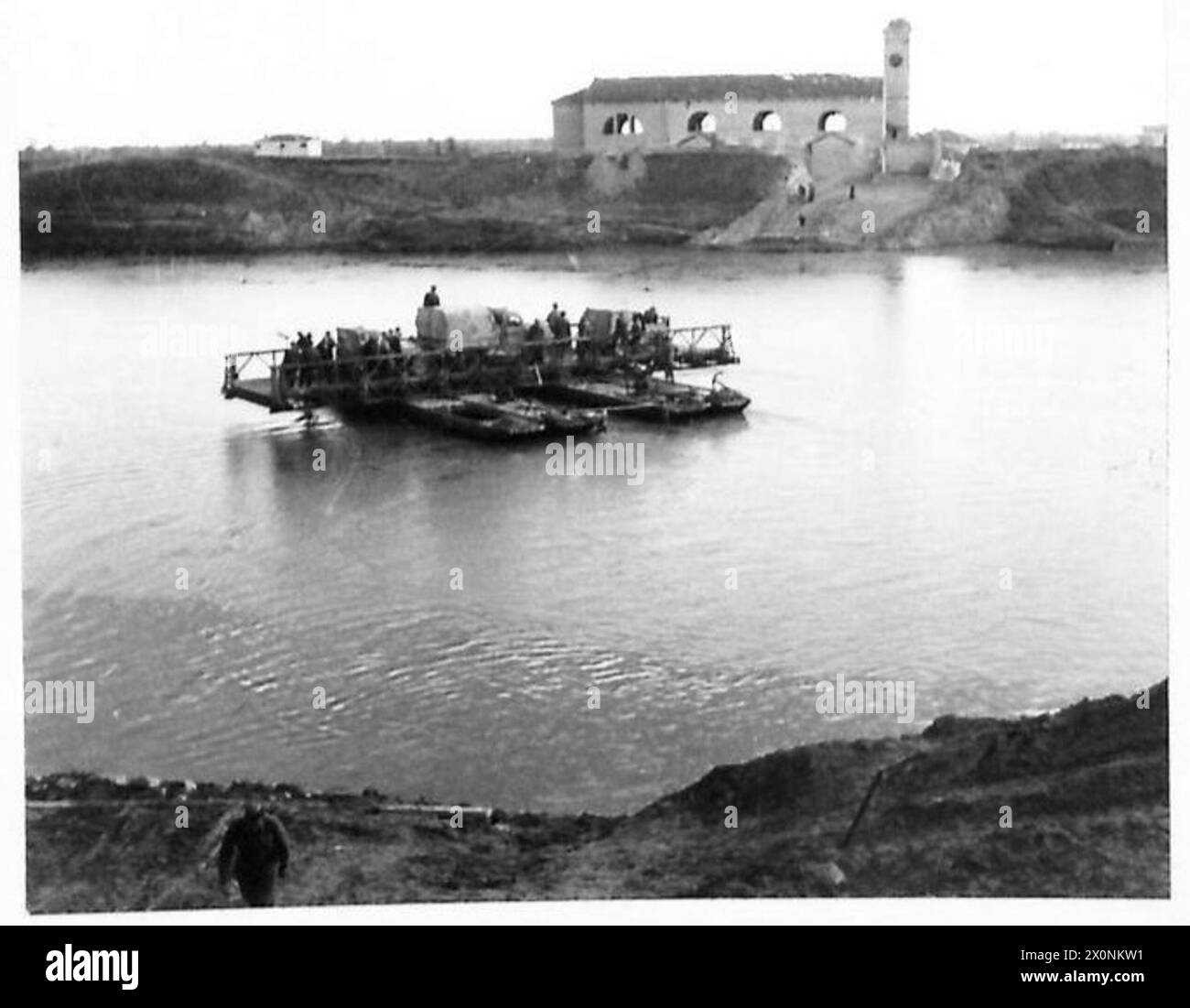I veicoli dell'Ottava Armata attraversano il fiume Adige su un battello di classe 40 durante le forti piogge. Foto Stock