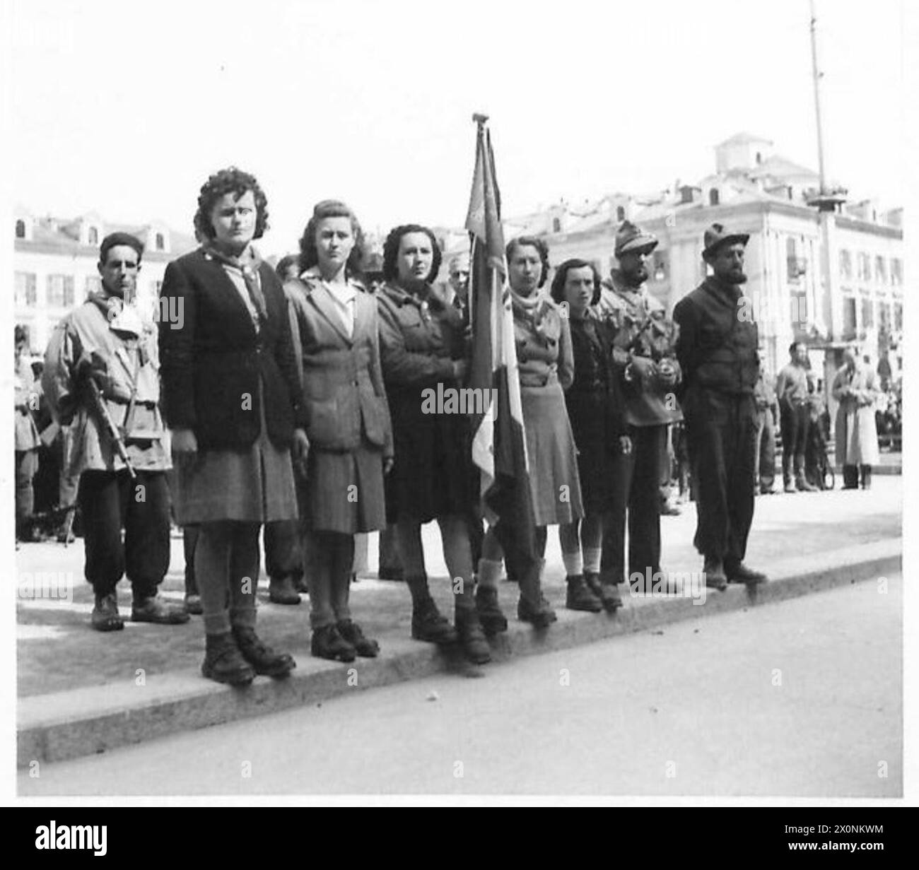 Le donne partigiane sono mostrate che partecipano a una messa all'aperto nella zona di Cuneo-Alba in Italia. Negativo fotografico, British Army. Foto Stock