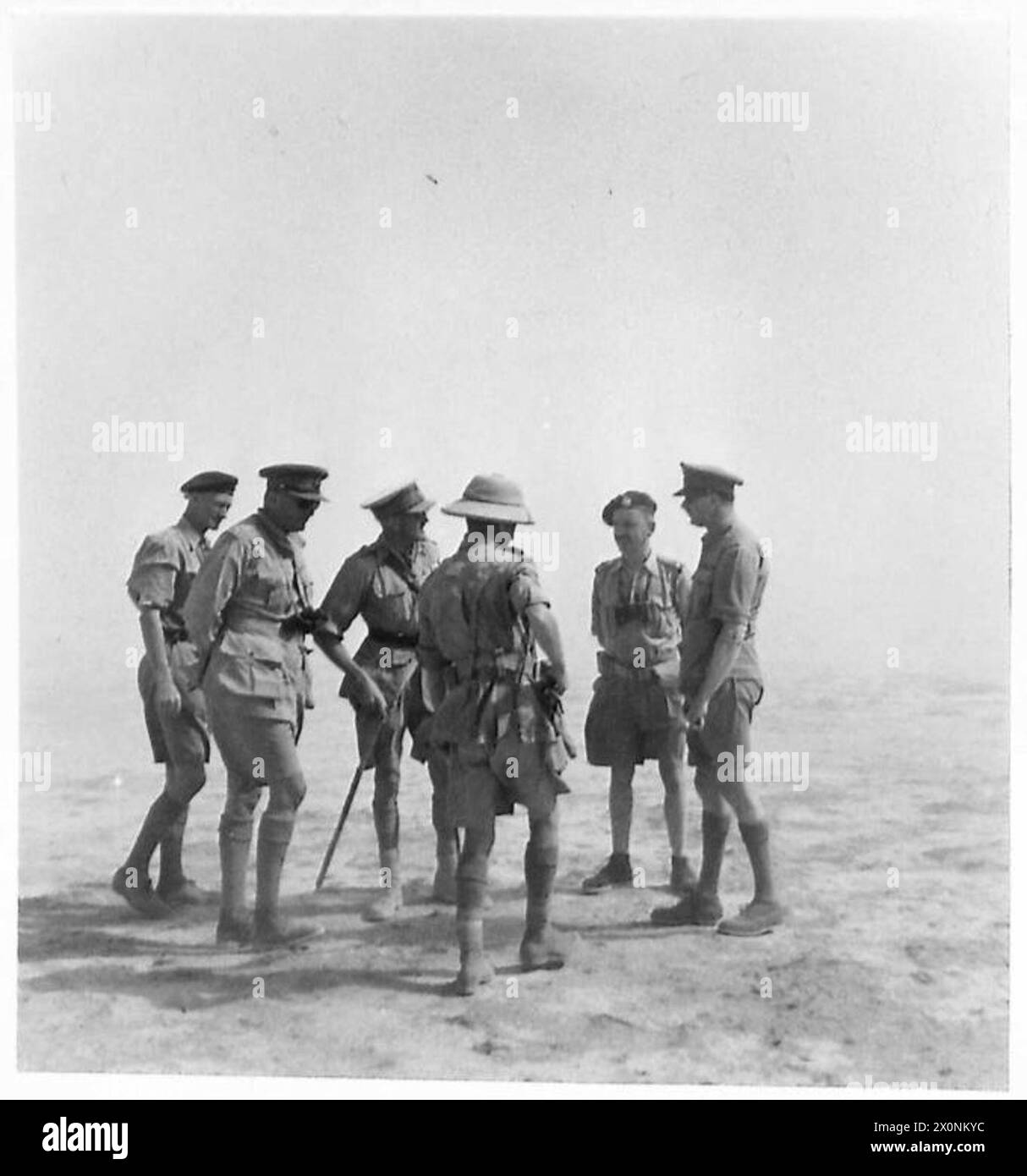 Il Duca di Gloucester e 13 ufficiali del corpo sono osservati in una tempesta di sabbia nel deserto occidentale. Negativo fotografico, British Army. Foto Stock