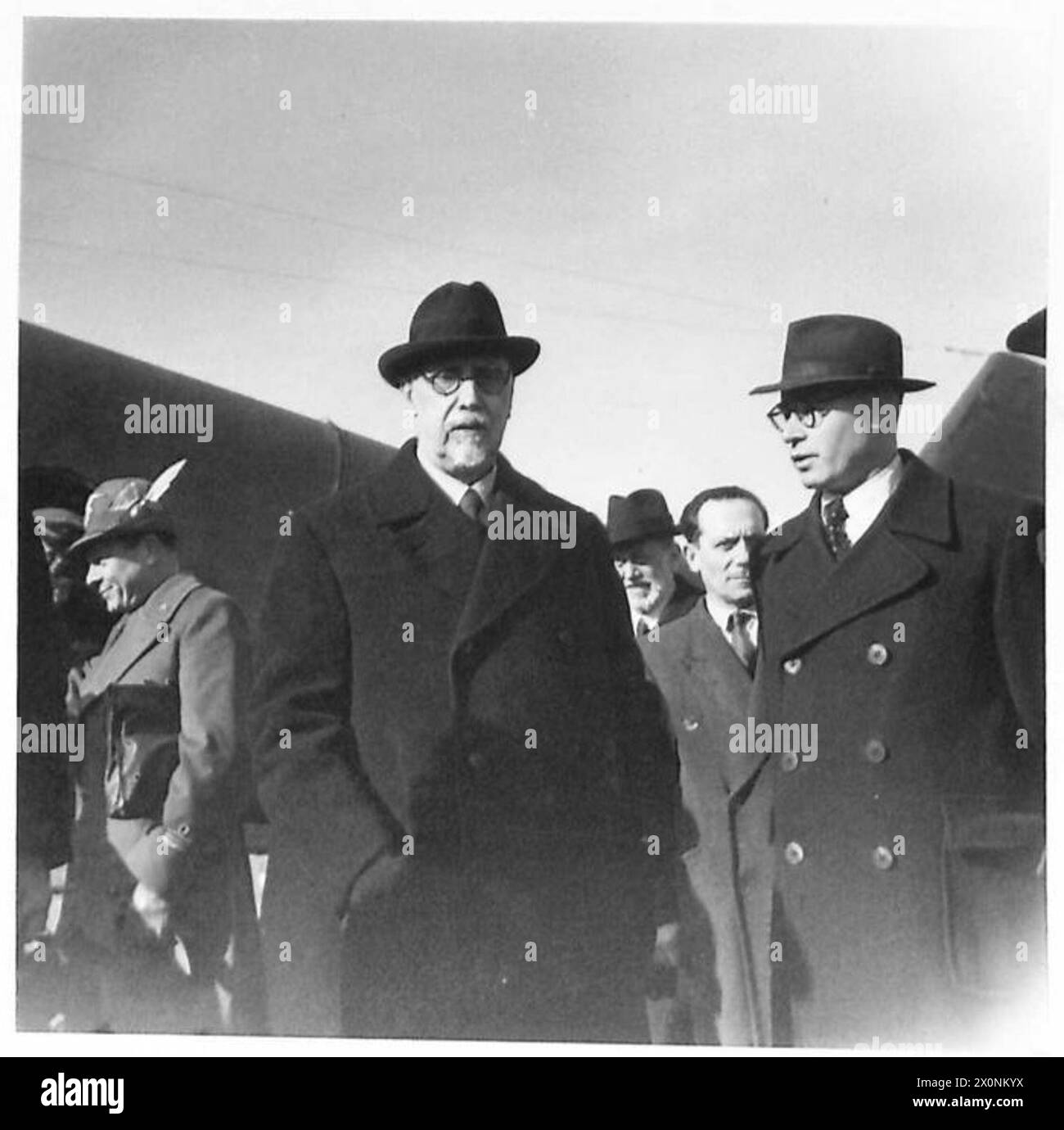 Il primo ministro italiano Bonomi è fotografato in un aeroporto di Forlì durante la sua visita ufficiale. Negativo fotografico dell'esercito britannico. Foto Stock