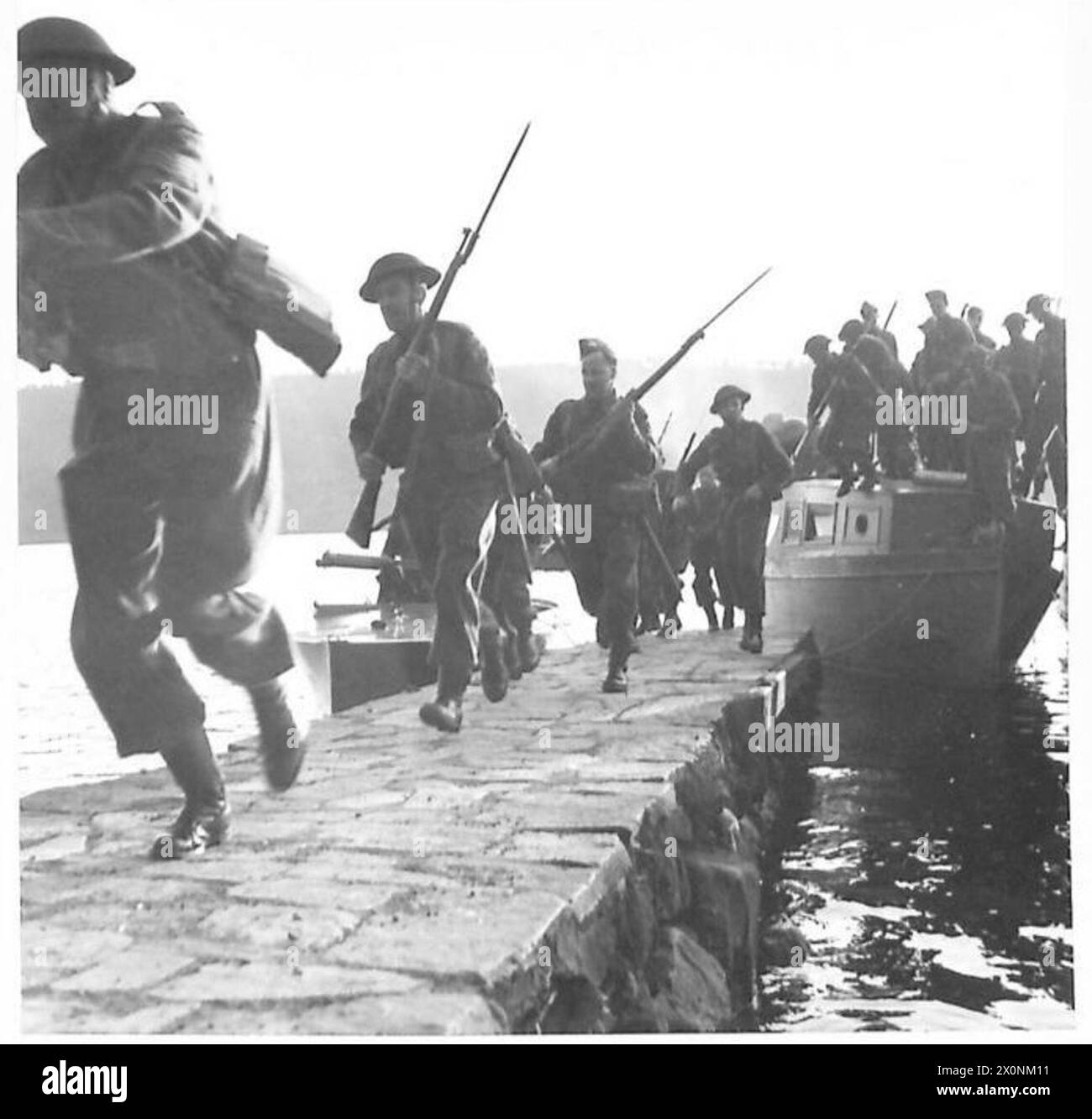 HOME GUARD 'MARINES' - alcune delle Home Guards sbarcano da barche a motore Photographic negative , British Army Foto Stock