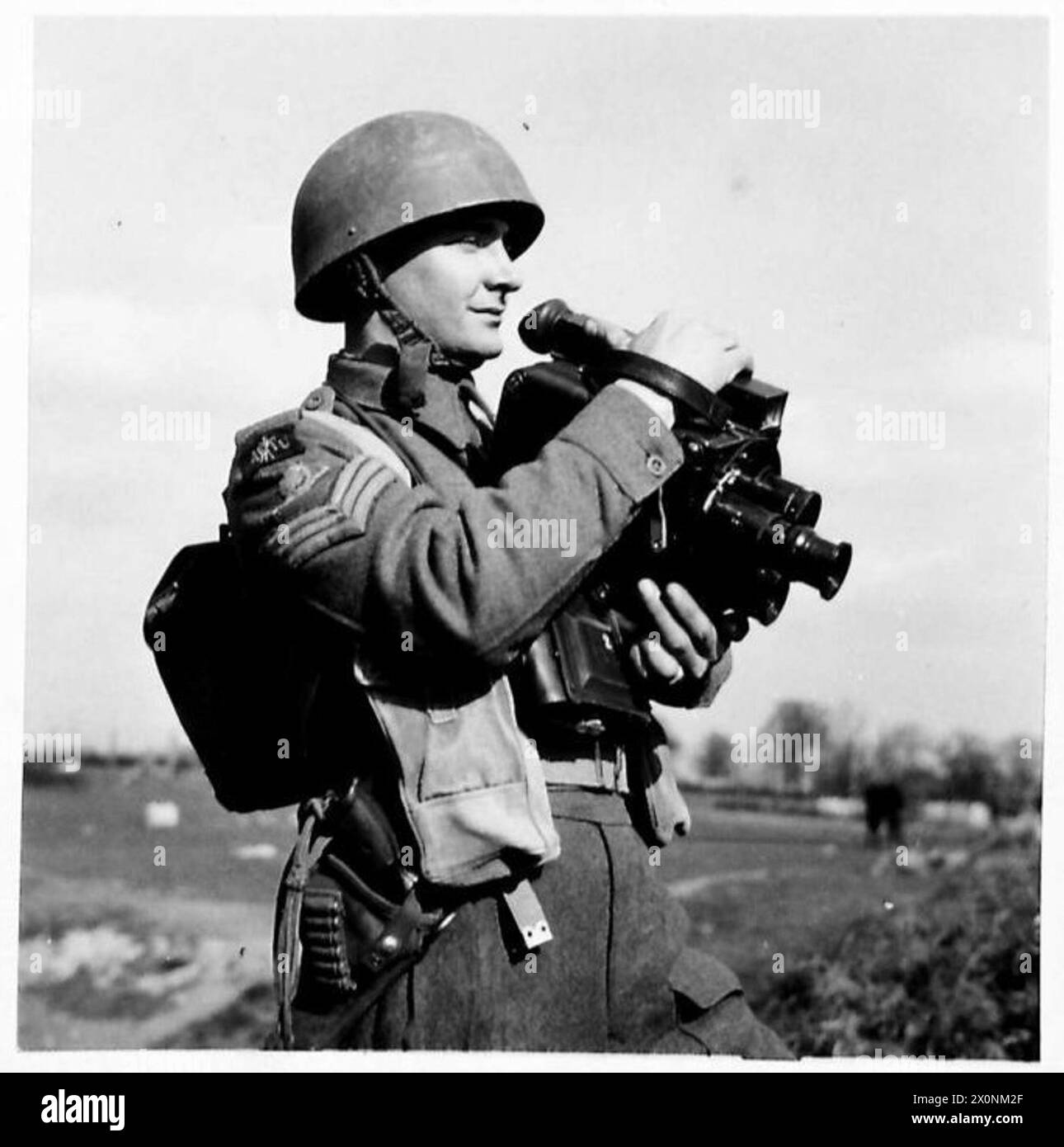 Il sergente J.L. Rudkin della Royal Artillery, ex fotografo di stampa, fa parte dell'Army Film & Photo Unit. Negativo fotografico dell'esercito britannico. Foto Stock