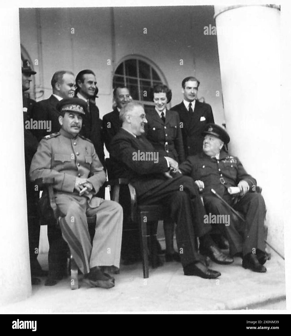 I leader Stalin, Roosevelt e Churchill si incontrano sul portico dell'ambasciata sovietica durante la Conferenza di Teheran, alla presenza di Molotov, Harriman, Clark-Kerr, Eden, e la figlia di Churchill che agisce come ADC. Foto Stock