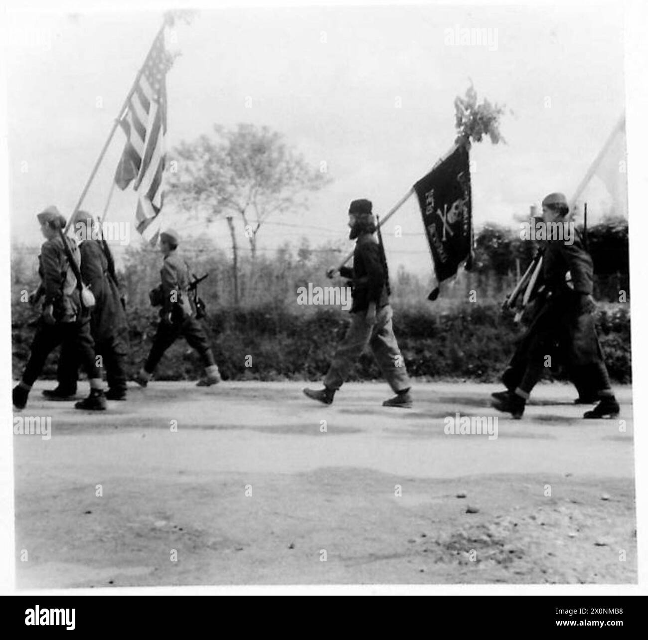 Le truppe Chetnik attraversano il confine italiano nel territorio occupato dagli inglesi dopo la scadenza di una tregua con le forze del maresciallo Tito il 3 maggio. Foto Stock