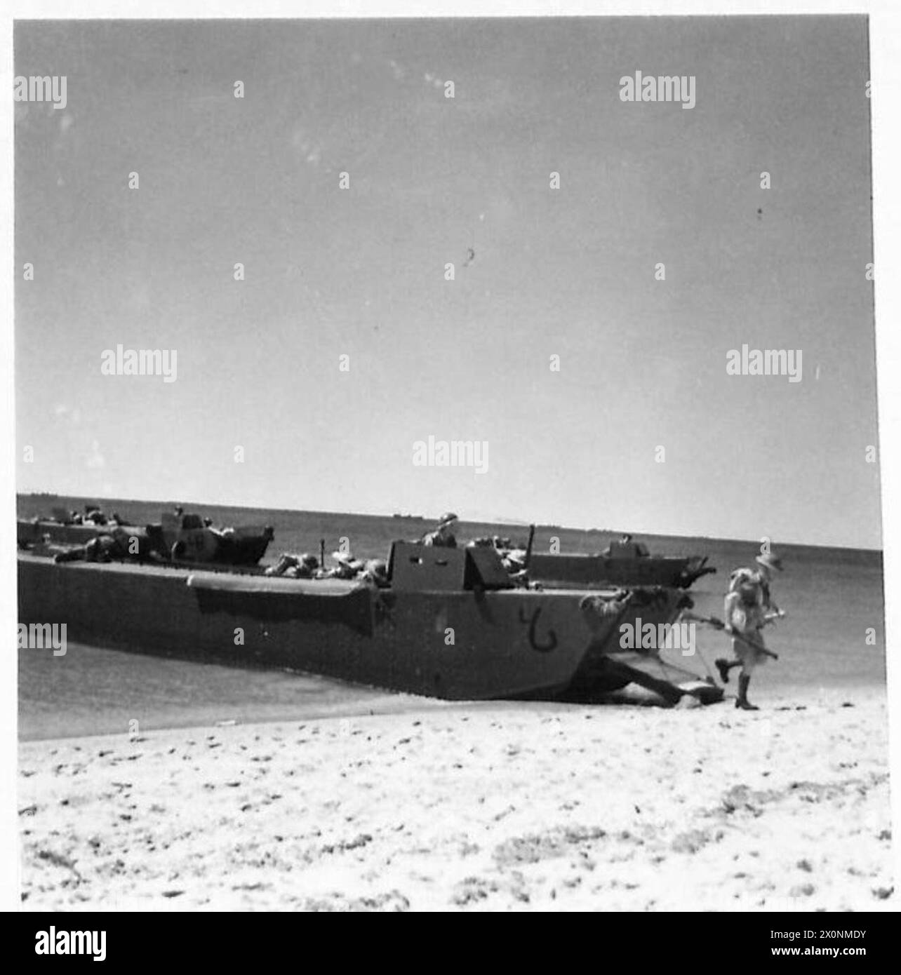 La fanteria britannica si avvicina e atterra su una costa ostile utilizzando un assalto leggero "B" durante le operazioni in Nord Africa e Medio Oriente, 1940-1947. Foto Stock