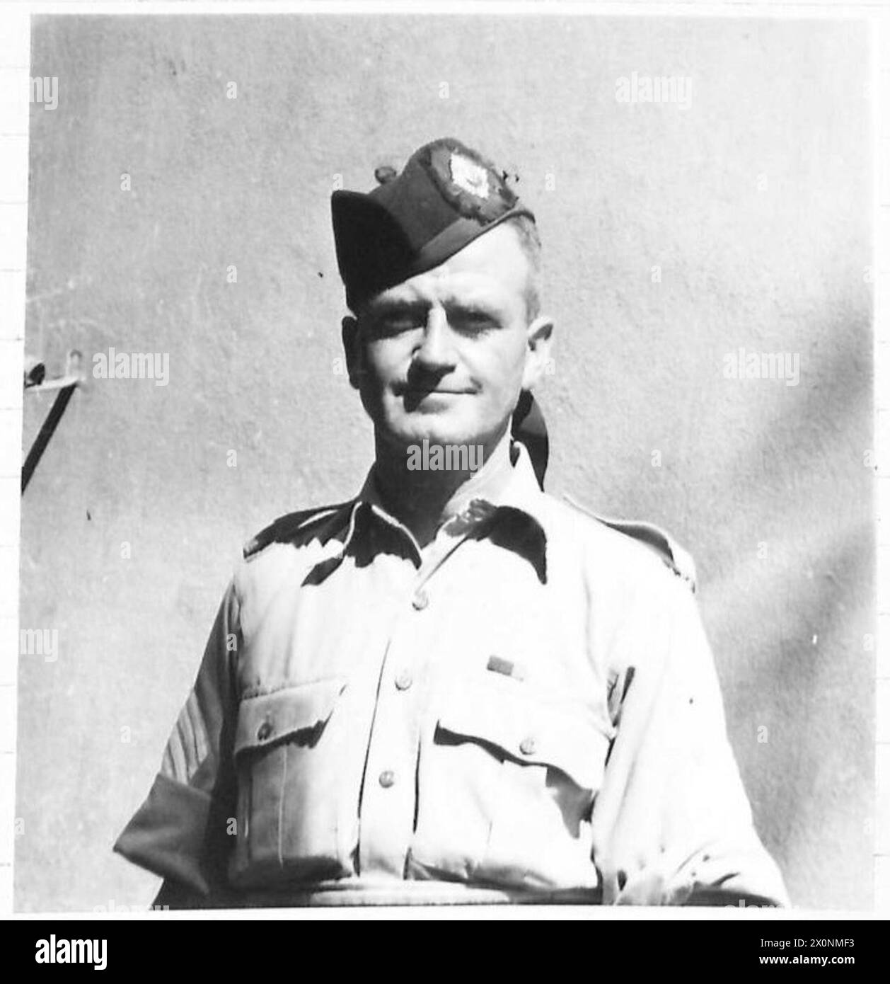 Pipe Major J. McVean del 1st Royal Scots si esibisce con gruppi di pipe massed a Gienlyon House, Aberfeldy. Foto Stock Pipe Major J. McVean del 1st Royal Scots si esibisce con gruppi di pipe massed a Gienlyon House, Aberfeldy. Foto Stock
