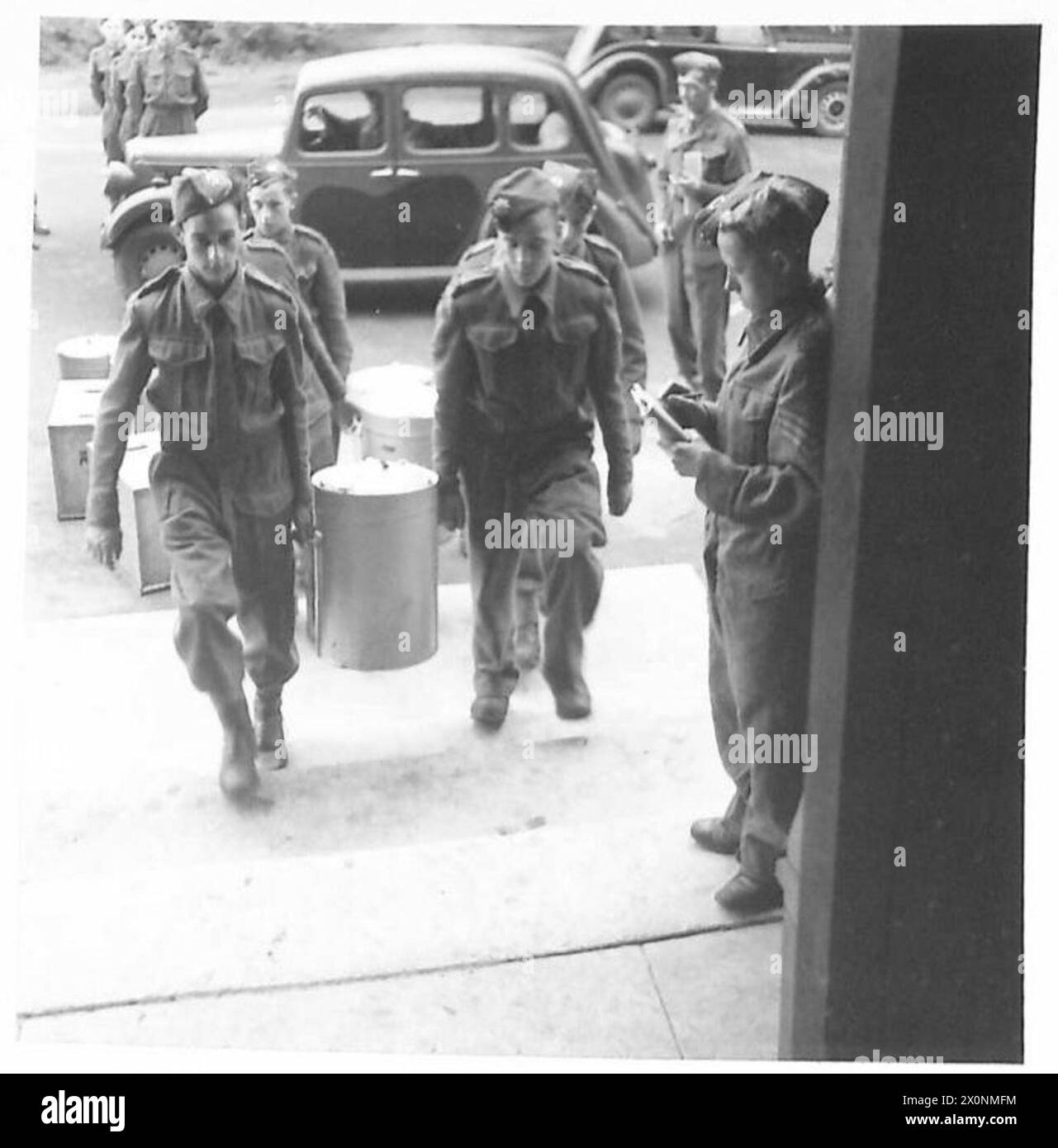 Fotografia che raffigura i rappresentanti delle nazioni britanniche e alleate a Londra con varie uniformi militari, documentando l'abbigliamento militare internazionale e la collaborazione. Foto Stock