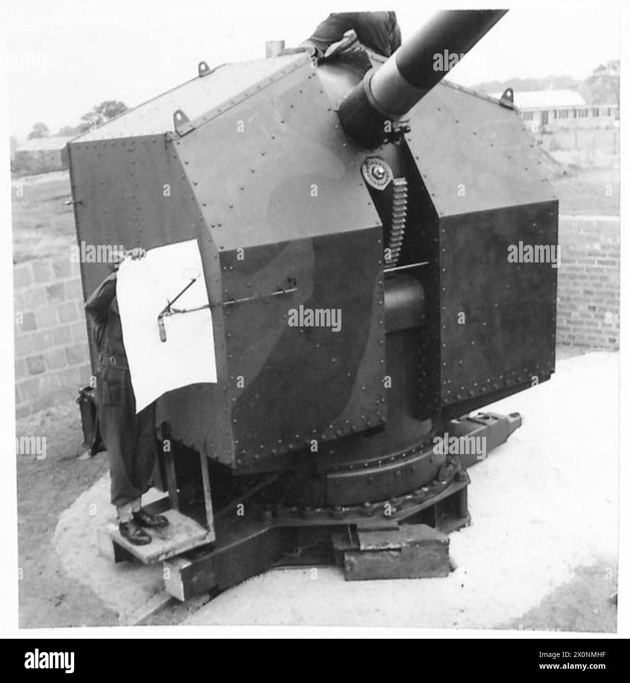 Vengono mostrati punti di vista diretti per un cannone antiaereo da 4,5 pollici, che illustra le attrezzature di puntamento e puntamento utilizzate dall'esercito britannico. Foto Stock