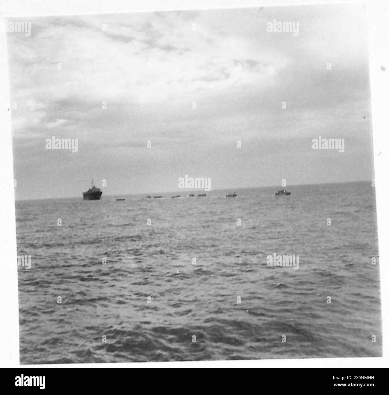 LCAs (Landing Craft Assault) parte dalla nave madre per l'atterraggio durante la resa di Pantelleria. Foto Stock