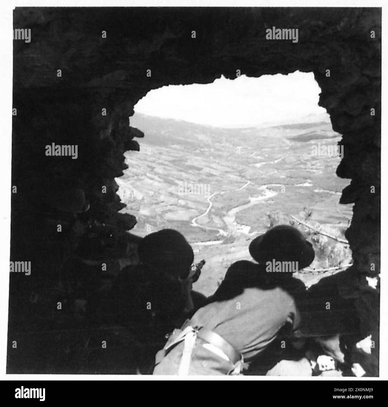 Le guardie scozzesi della compagnia 10 PI 'B' occupano posizioni in avanti nelle rovine di Castel su una collina, affacciata sul fiume Sangro in Italia. Foto Stock