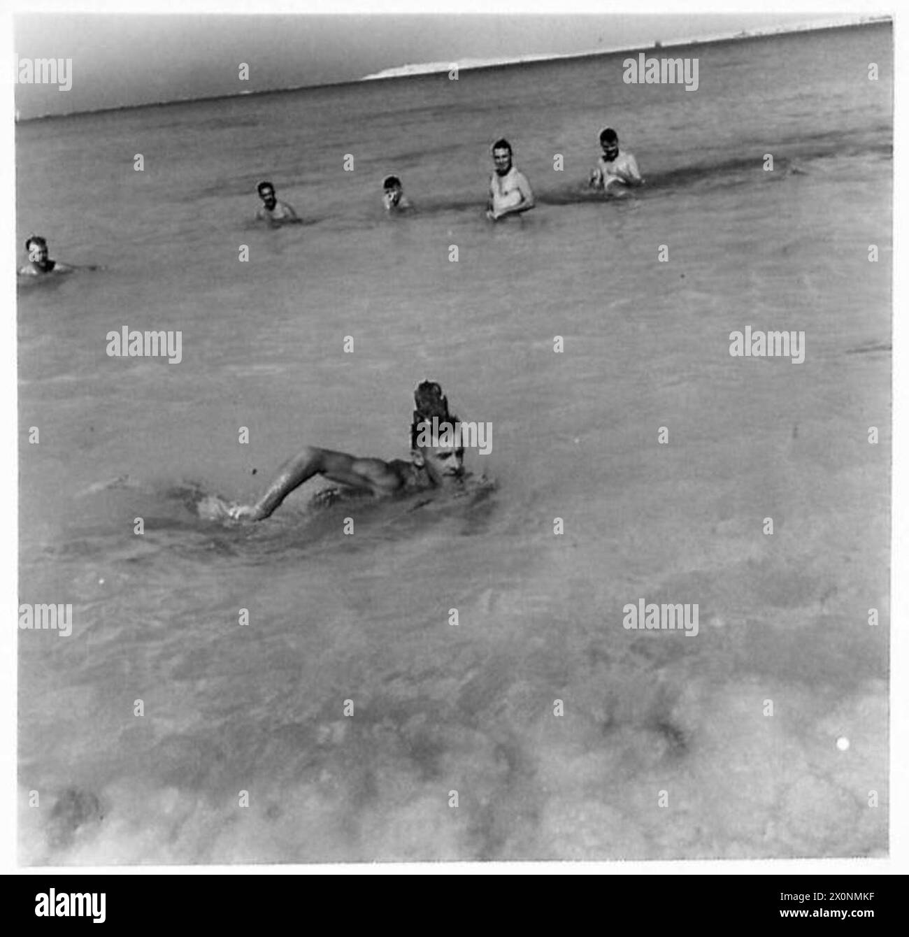 Private Whiskey viene mostrato mentre si bagna sul suo gestore mentre era di stanza con l'esercito britannico. Negativo fotografico. Foto Stock