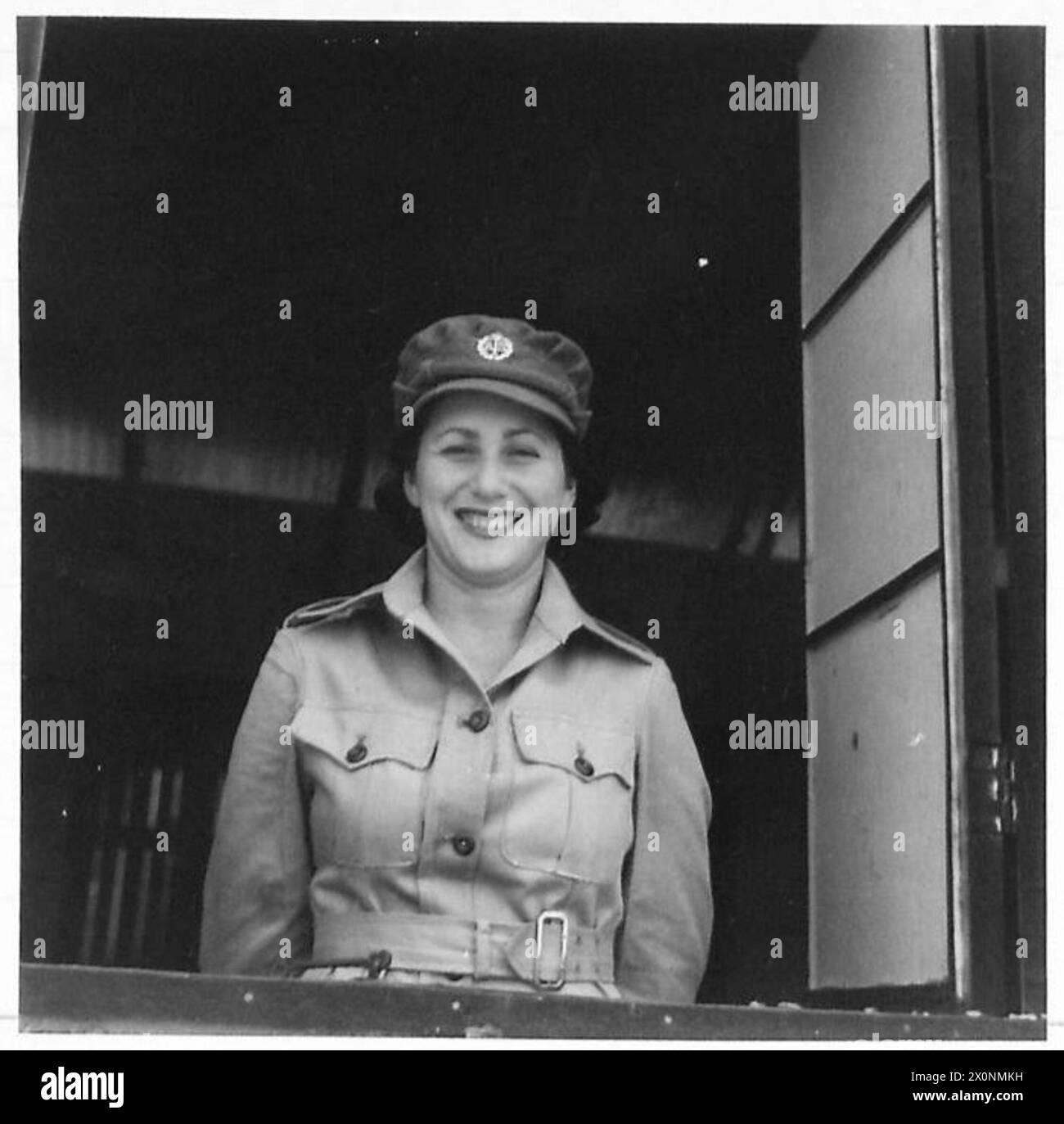 La solita Moora Schneeorson, una recluta palestinese dell'ATS, si prepara alla sua prima parata. Il negativo fotografico documenta il corso di formazione. Foto Stock