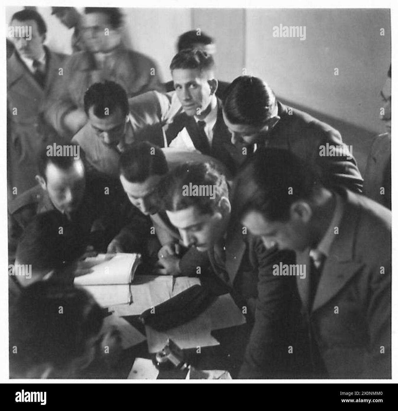 Giovani greci in Egitto si registrano per i servizi greci, continuando la tradizione militare dall'Albania. Foto Stock