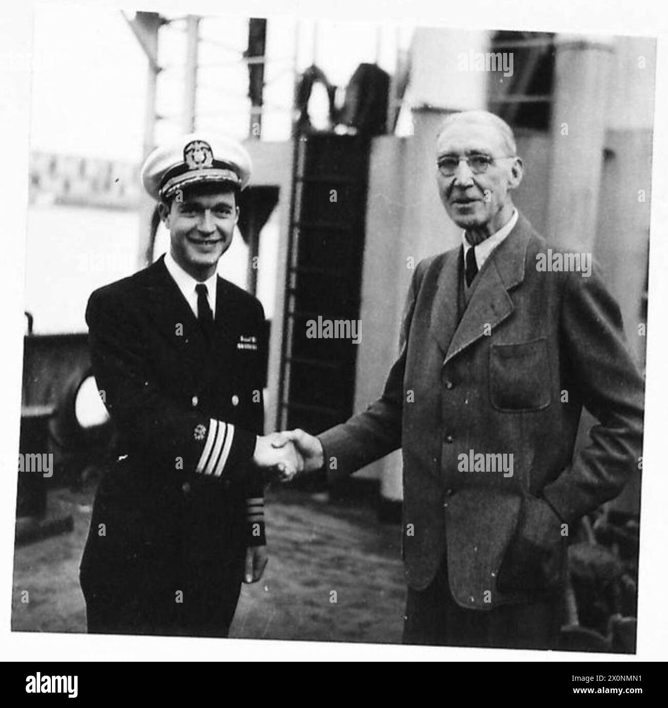 ARRIVO DEL BATTELLO DEL GRANO A VENEZIA - il dottor Richard Katziantschitsch, capo del traffico ferroviario internazionale per il governo austriaco, saluta il capitano di 'Sydney H. Short', 26 anni capitano Earl Hill della California, al suo arrivo al porto di Venezia. Negativo fotografico, British Army Foto Stock