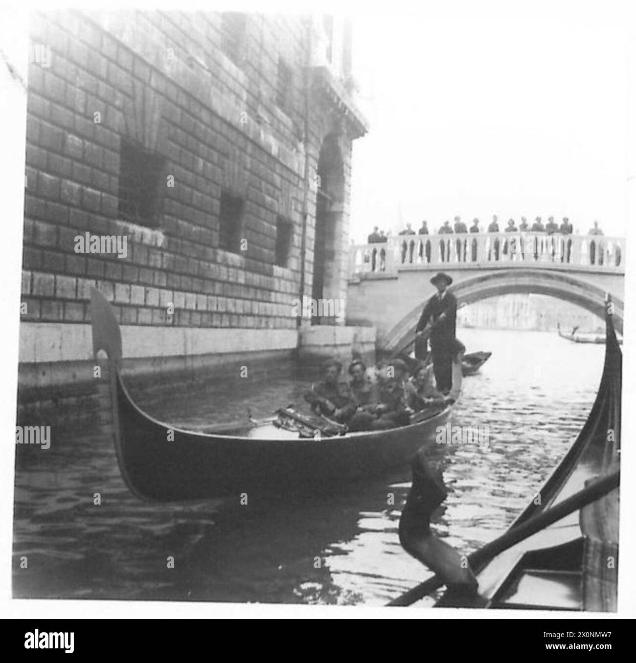 Una gondola che naviga in un piccolo canale di Venezia, evidenziando i corsi d'acqua della città e i metodi di trasporto tradizionali. Foto Stock