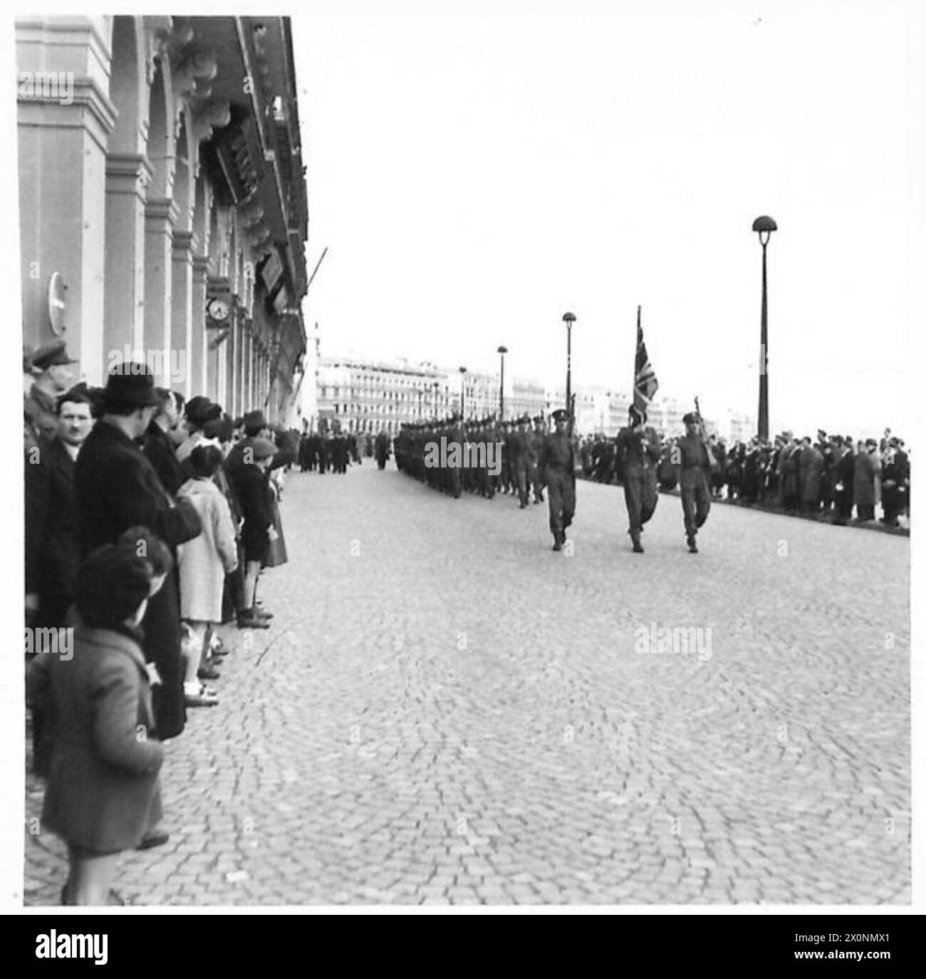 Battaglione delle guardie, forse Coldstream Guards, guidato da un ufficiale in una parata cerimoniale ad Algeri occupata dagli Alleati il 2 dicembre 1942 durante la commemorazione della vittoria di Napoleone ad Austerlitz. Foto Stock