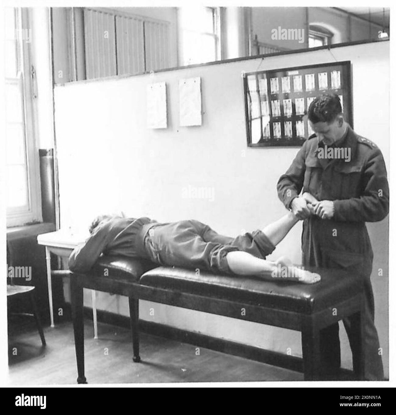 Un centro di sviluppo fisico fornisce trattamenti di manipolazione per individui con piedi piatti. Foto Stock