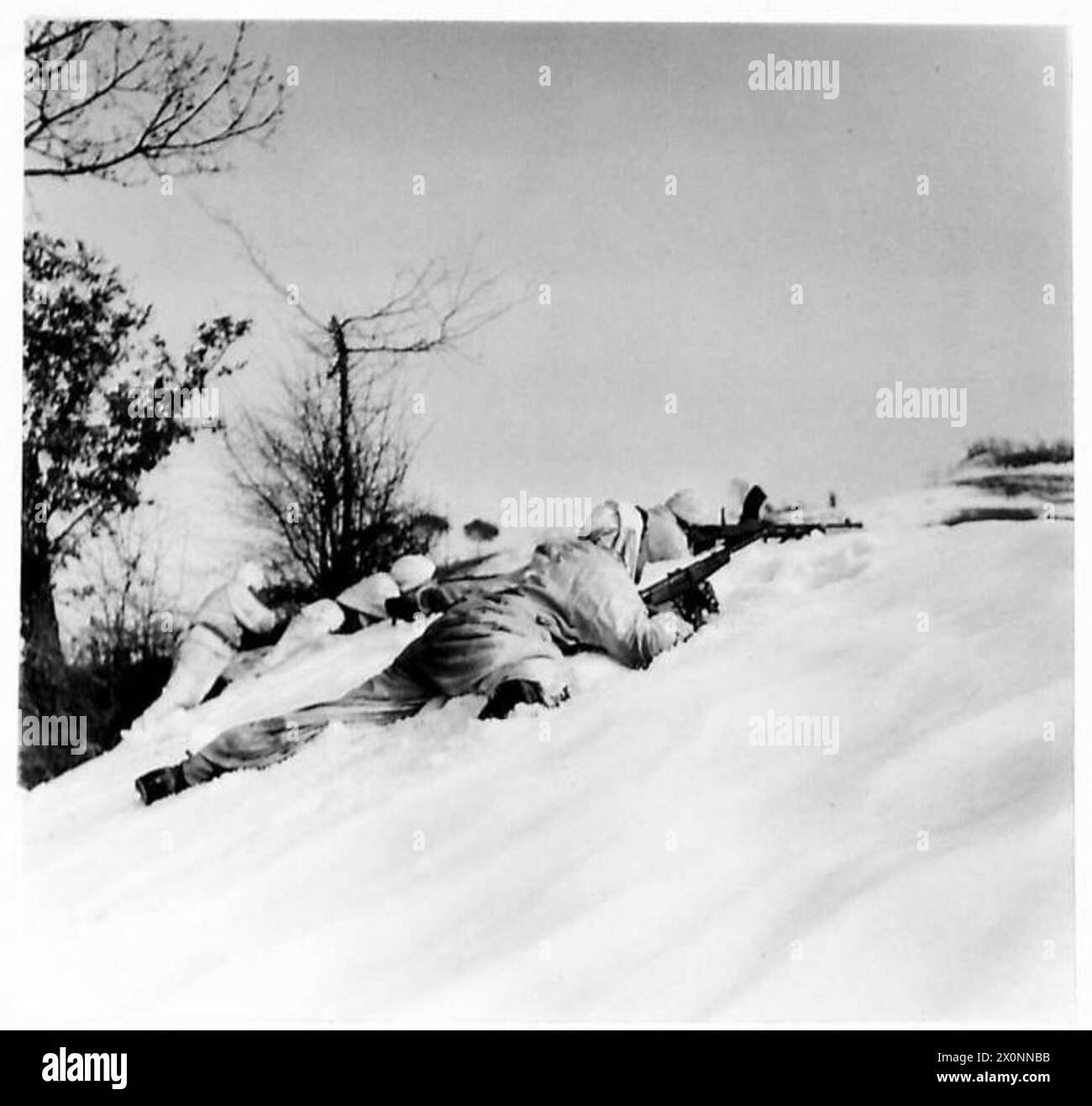 Un mitragliere Bren si muove in avanti durante l'attività di pattuglia in Italia, mentre la pattuglia mantiene la posizione a causa dei limiti di campo aperto e raggio d'azione delle armi. Foto Stock