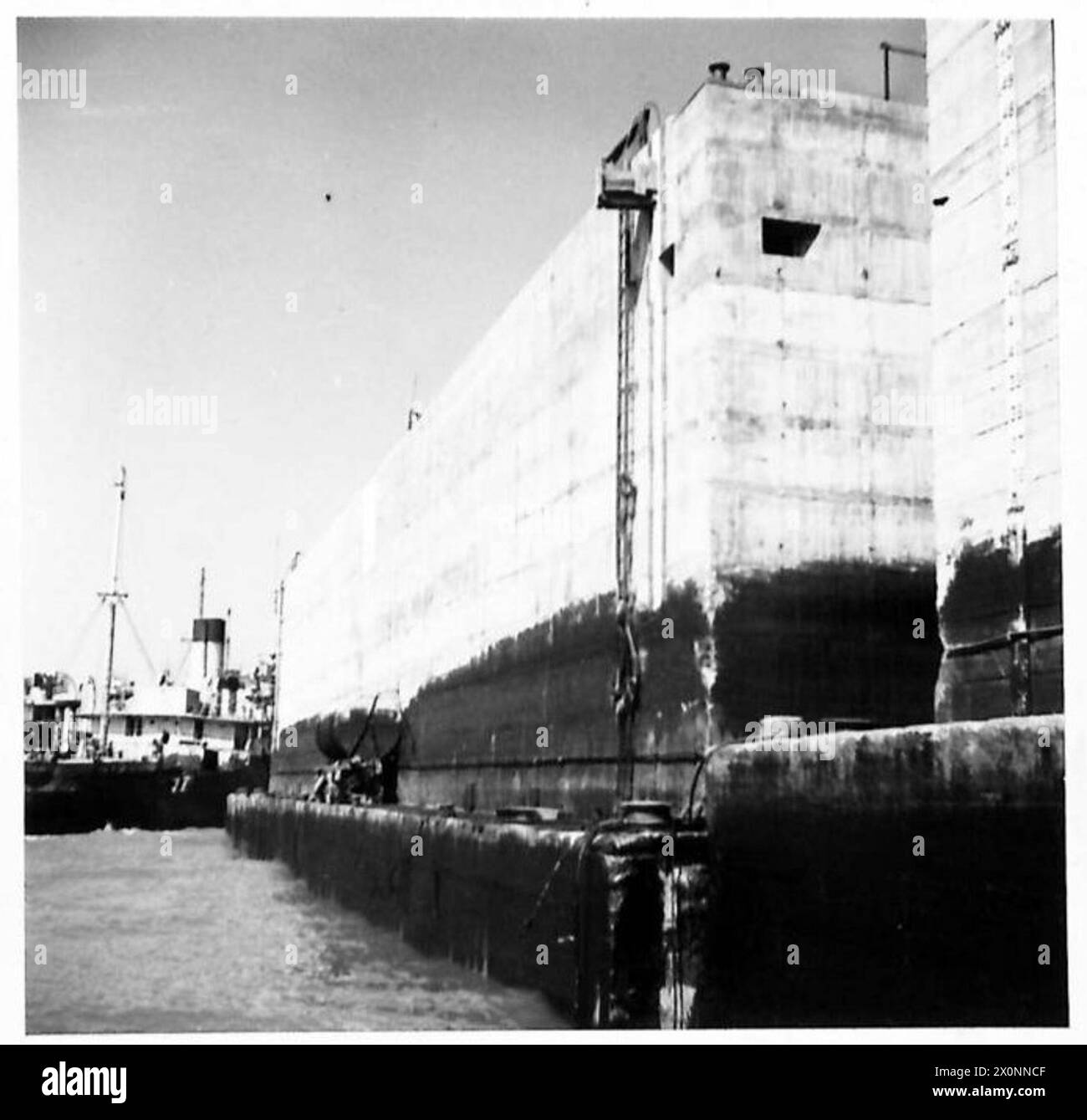 Vista verso est dal porto di Mulberry A Arromanches, parte del sistema portuale di Mulberry. Foto Stock