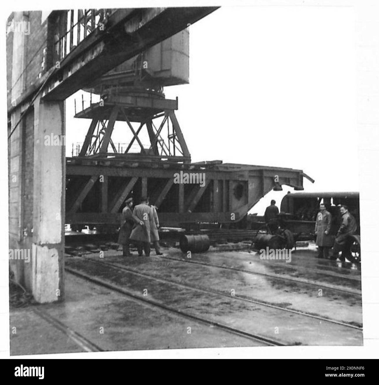 Il ponte alla fine della banchina è preparato per il primo pontone. Negativo fotografico, British Army. Foto Stock