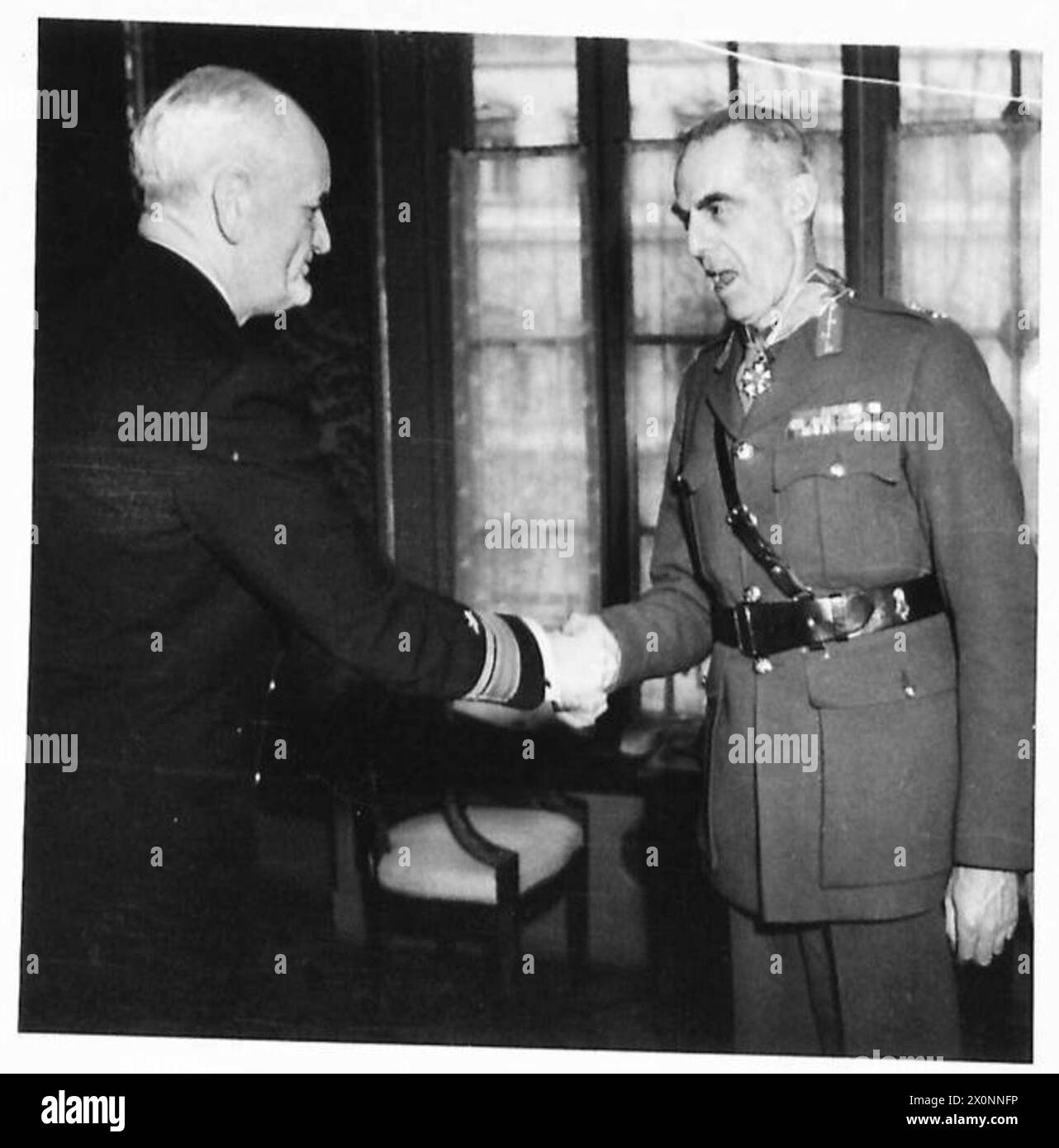 Il maggiore generale Langley Browning ricevette la Legion of Merit (Comandante) dal contrammiraglio Ellery W. Stone all'Ambassadors Hotel di Roma. Diresse la sottocommissione delle forze terrestri, riorganizzando e riabilitando l'esercito italiano dopo l'armistizio, consentendo a 350.000 soldati italiani di servire gli eserciti alleati. Negativo fotografico dell'esercito britannico. Foto Stock Il maggiore generale Langley Browning ricevette la Legion of Merit (Comandante) dal contrammiraglio Ellery W. Stone all'Ambassadors Hotel di Roma. Diresse la sottocommissione delle forze terrestri, riorganizzando e riabilitando l'esercito italiano dopo l'armistizio, consentendo a 350.000 soldati italiani di servire gli eserciti alleati. Negativo fotografico dell'esercito britannico. Foto Stock