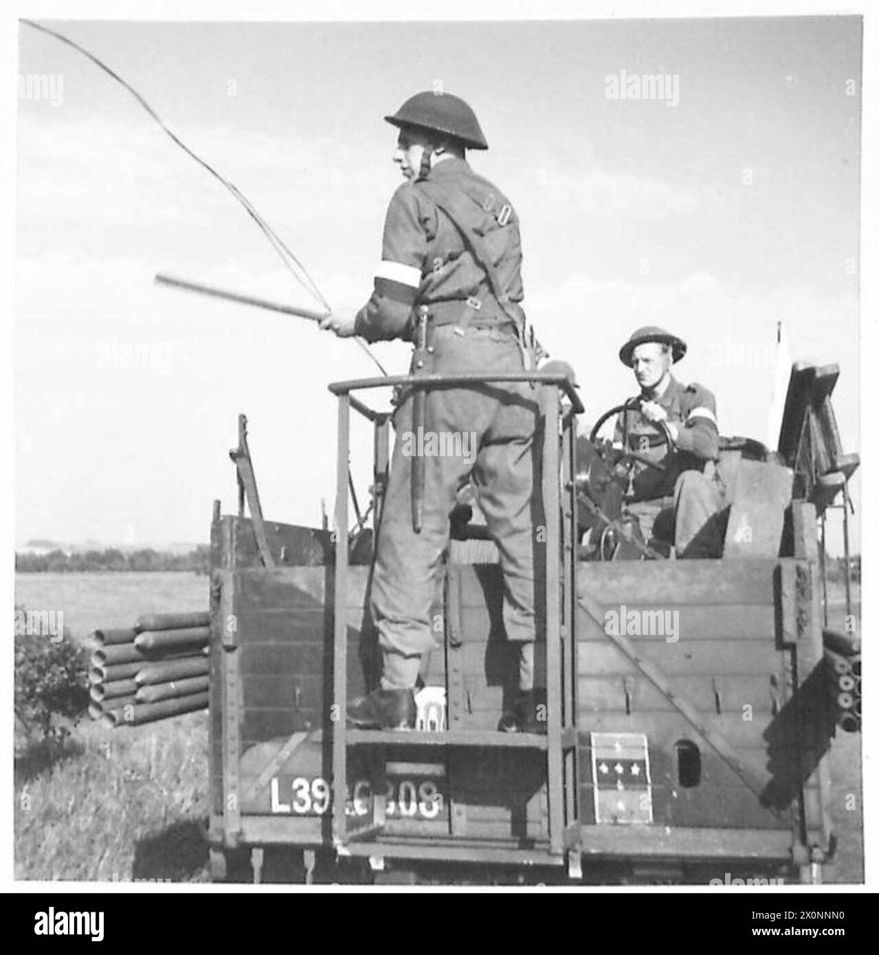 Personale del Royal Corps of Signals che posa il telegrafo e le linee telefoniche utilizzando varie tecniche di posa dei cavi, mostrando la configurazione delle comunicazioni sul campo. Foto Stock