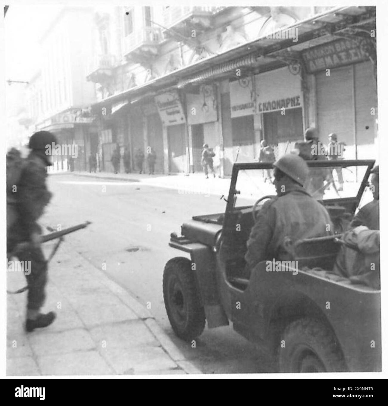 Le truppe dell'esercito britannico conducono ricognizioni diurne a Platia Loudhonikou, entrando nella terra di nessuno in Grecia. Foto Stock