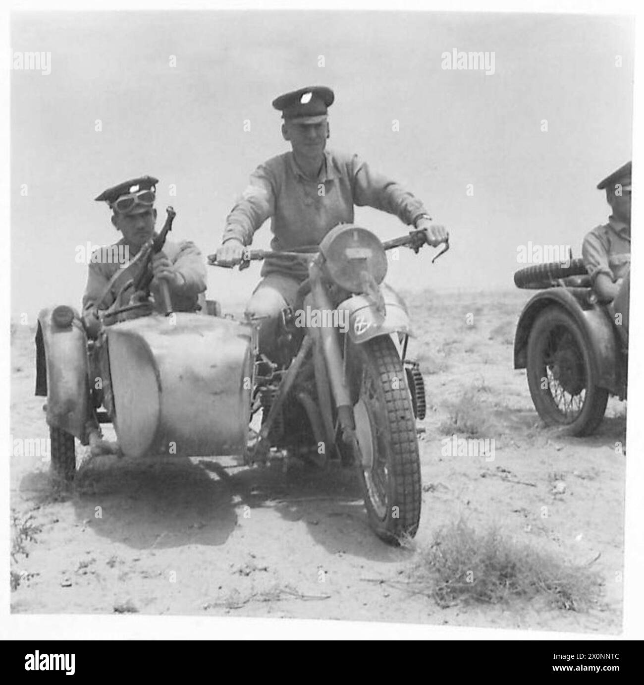 Motociclette e sidecar tedeschi catturati vengono utilizzati dalle truppe britanniche sul fronte occidentale. Il negativo fotografico registra questo adattamento delle attrezzature nemiche. Foto Stock