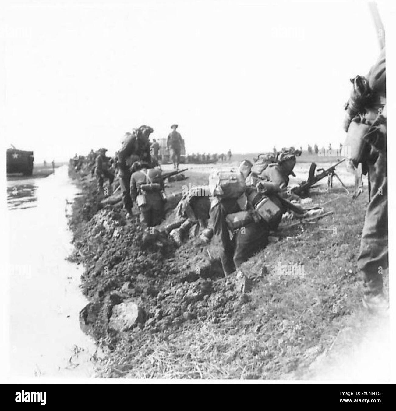 OTTAVO ESERCITO: FANTAILS IN AZIONE - la scena in spiaggia mentre le truppe si scavano nel terreno fangoso e soffice. Negativo fotografico, British Army Foto Stock