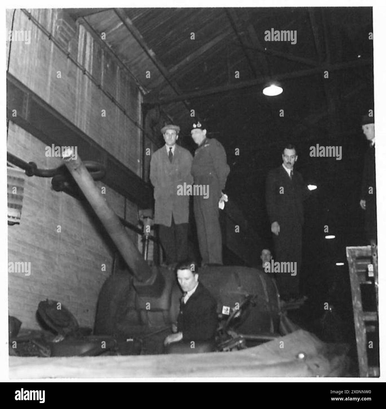 Il generale Montgomery ispeziona e discute il carro Sherman con un dipendente della Metro Cammell Works di Birmingham. Foto Stock