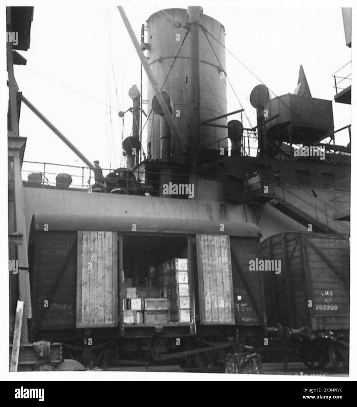 I pacchetti Compo vengono caricati dai vagoni ferroviari alle navi. Foto negative documenta le operazioni logistiche dell'esercito britannico. Foto Stock