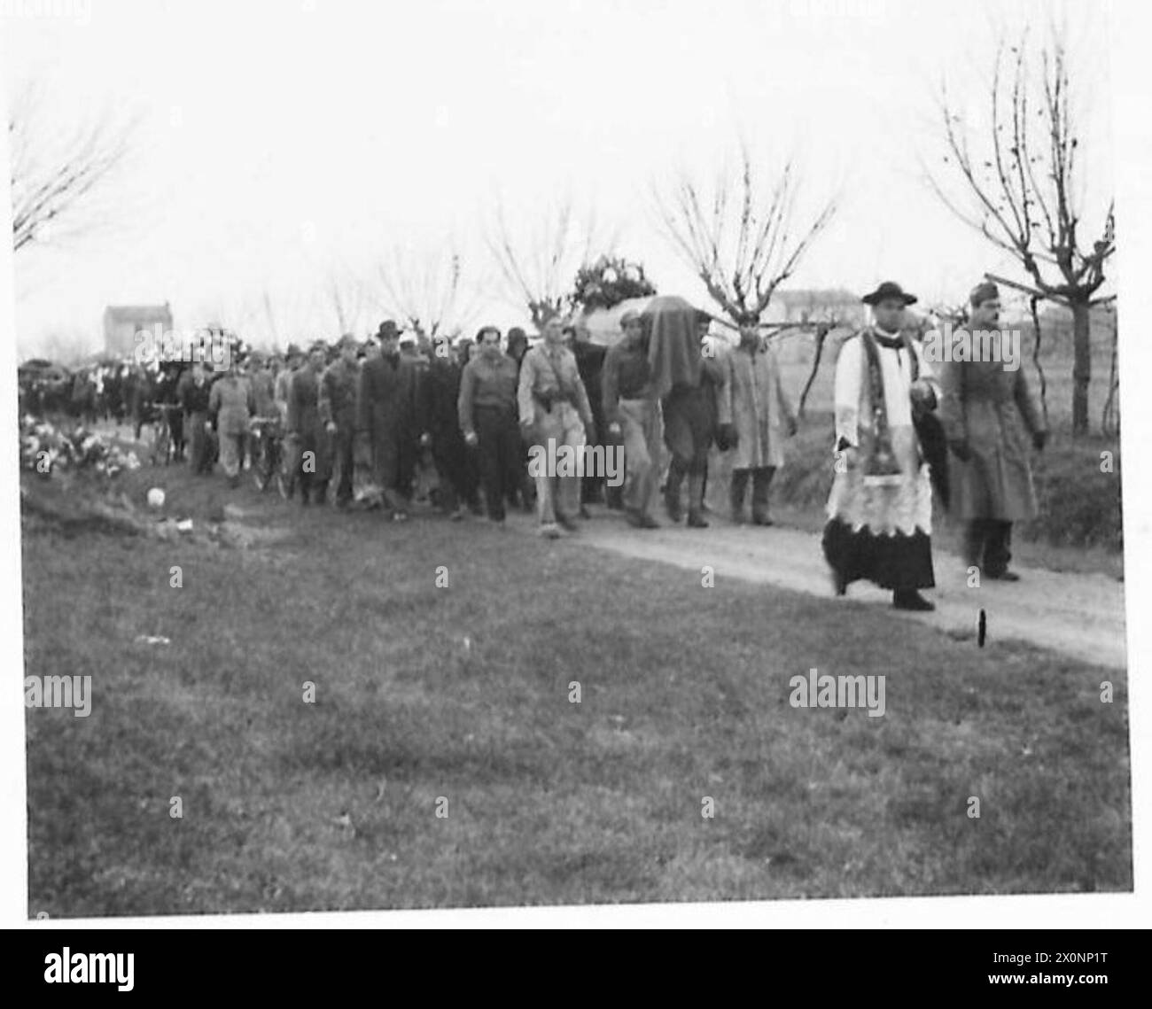 Il corteo funebre di un partigiano, guidato da un sacerdote, procede al cimitero. Foto Stock