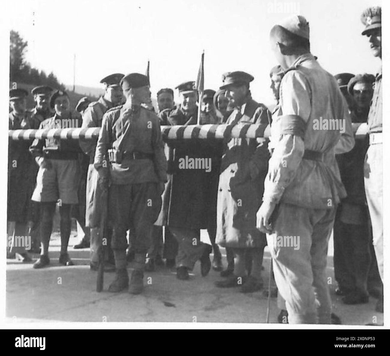 Le unità britanniche entrano a Vienna e i corrispondenti di guerra parlano con sentenze russe alla frontiera della zona russa in Austria. Negativo fotografico dell'esercito britannico. Foto Stock