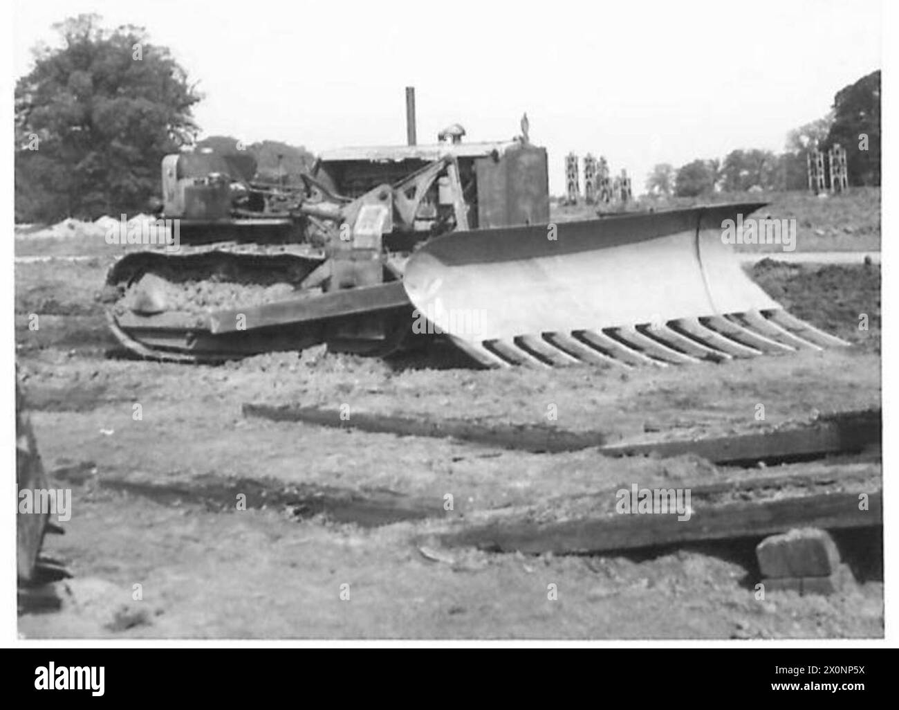 Il trattore diesel Caterpillar D8 da 75 CV è dotato di uno sminatore con lama angolare per attività di progettazione. Foto Stock