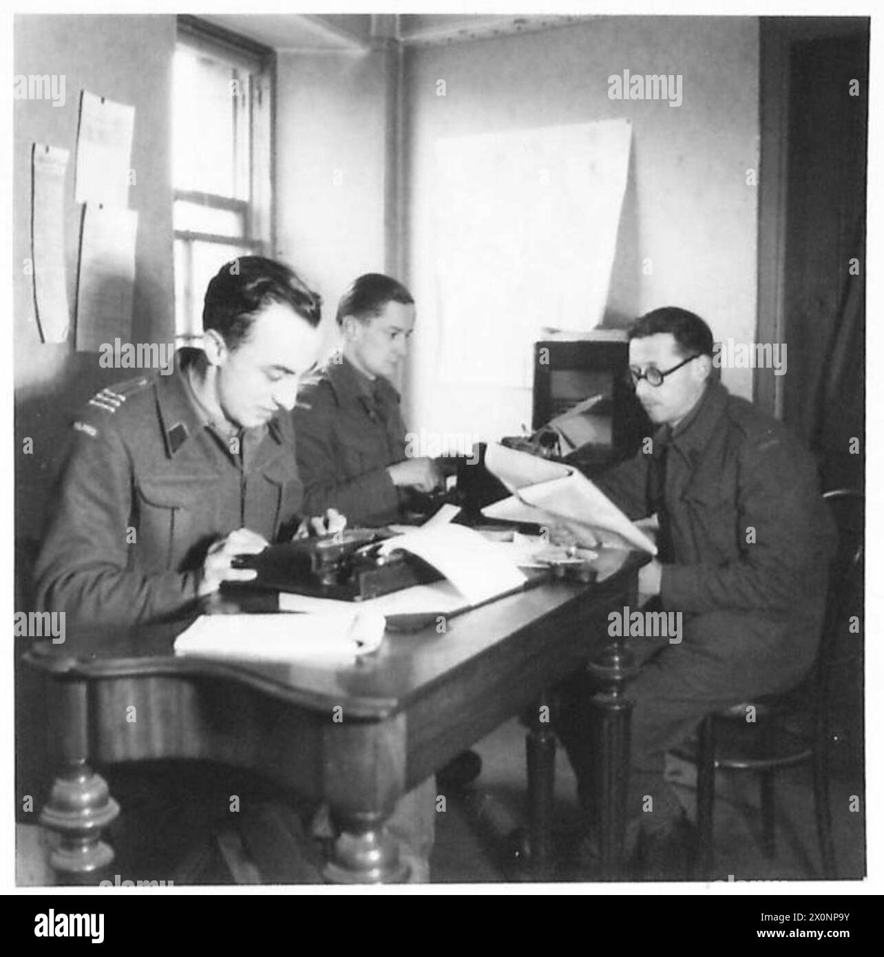 Corrispondenti dell'esercito polacco a Cupar, Scozia, traducono giornali inglesi per bollettini giornalieri, mentre le truppe della 1st Rifle Brigade si integrano nelle comunità locali e continuano l'istruzione durante il 1940-1947. Foto Stock